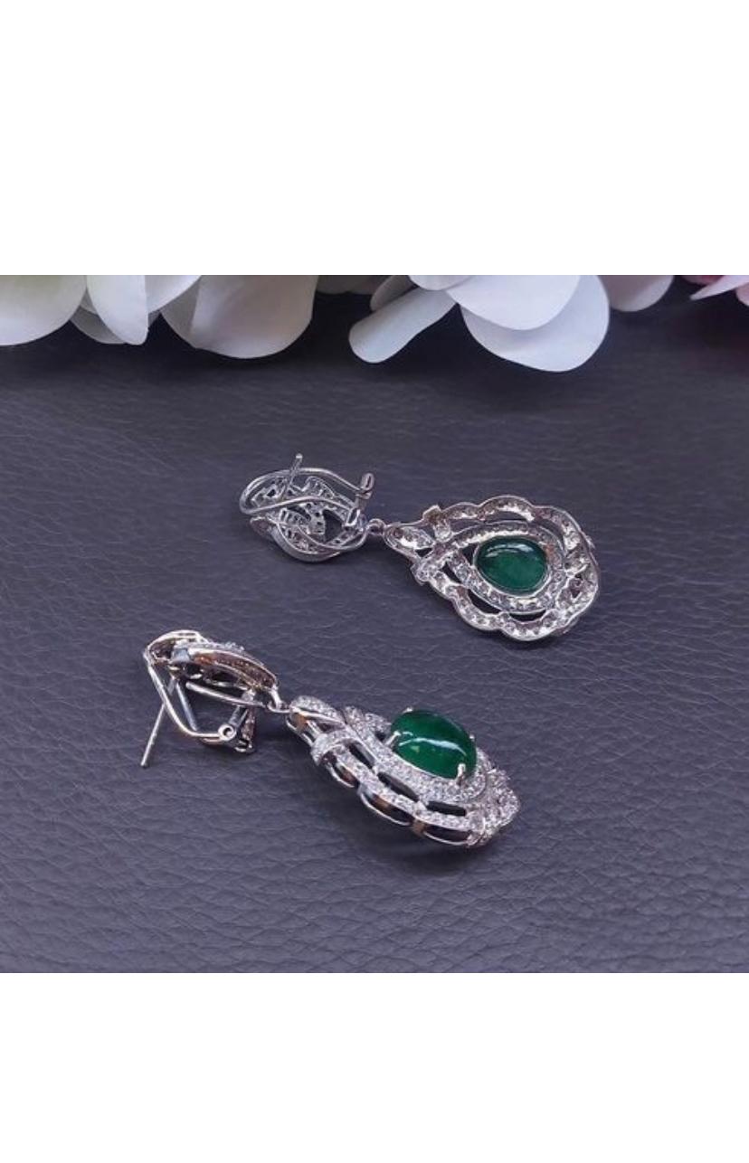 Donna Orecchini in oro 18K con smeraldi dello Zambia certificati AIG da 9,00 carati e diamanti da 4,00 carati in vendita
