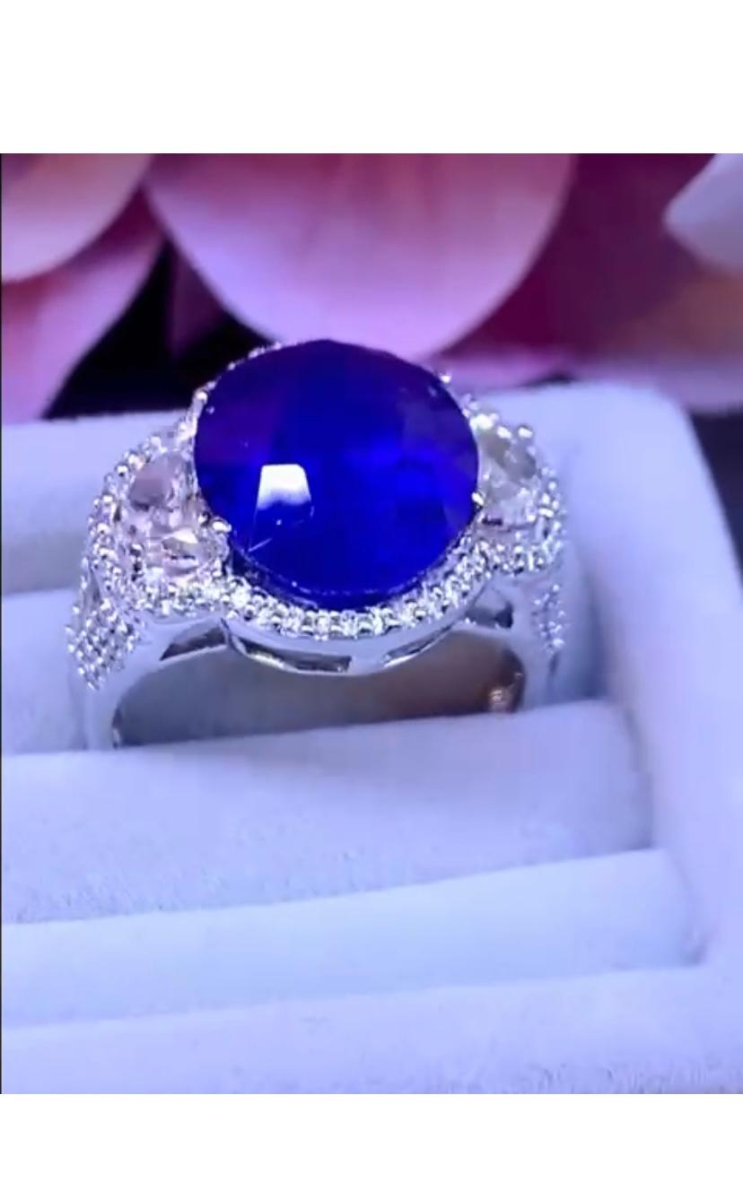 AIG Certified 9.03 Carats Ceylon Sapphire Diamonds 18K Gold Ring  In New Condition For Sale In Massafra, IT