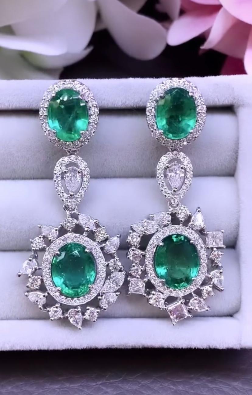 Unique and elegant Emeralds and Diamonds floral earrings.
The intricate craftsmanship and vibrant color make these earrings a truly special and eye-catching piece of jewelry.
Magnificent earrings come in 18k gold with 4 pieces of Natural Zambian