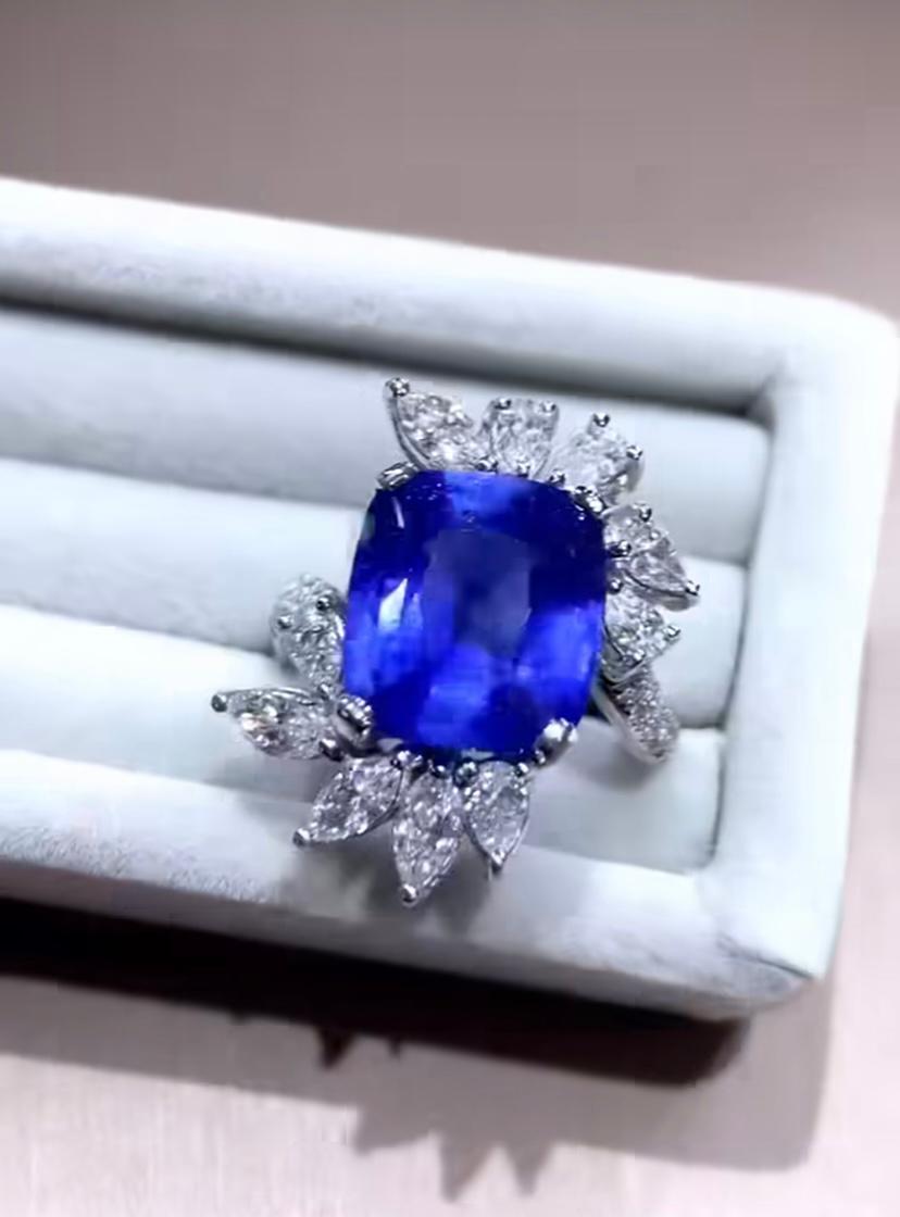 AIG Certified 9.35 Ct Ceylon Cornflower Blue Sapphire Diamonds 18K Gold Ring In New Condition For Sale In Massafra, IT