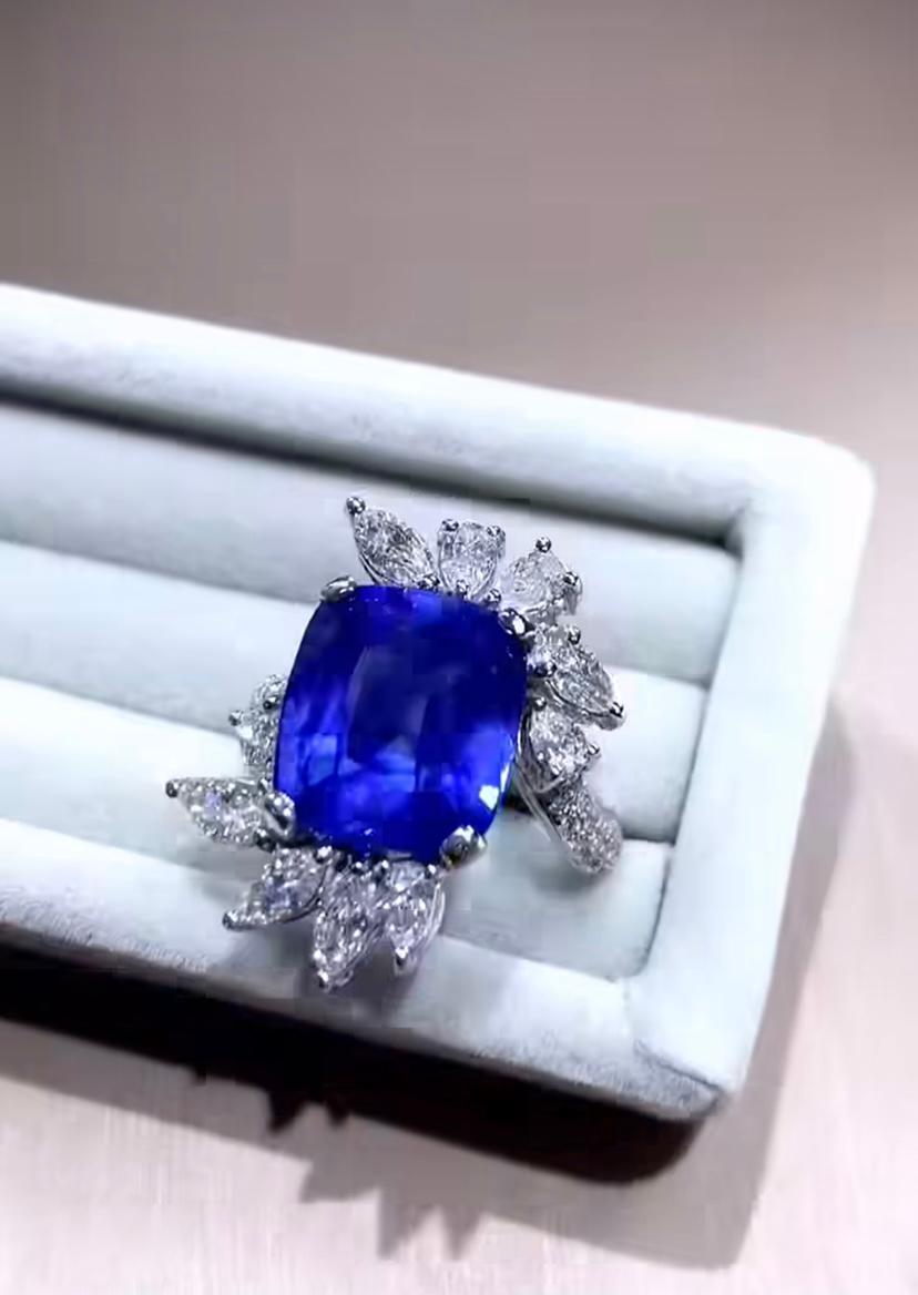 Women's AIG Certified 9.35 Ct Ceylon Cornflower Blue Sapphire Diamonds 18K Gold Ring For Sale