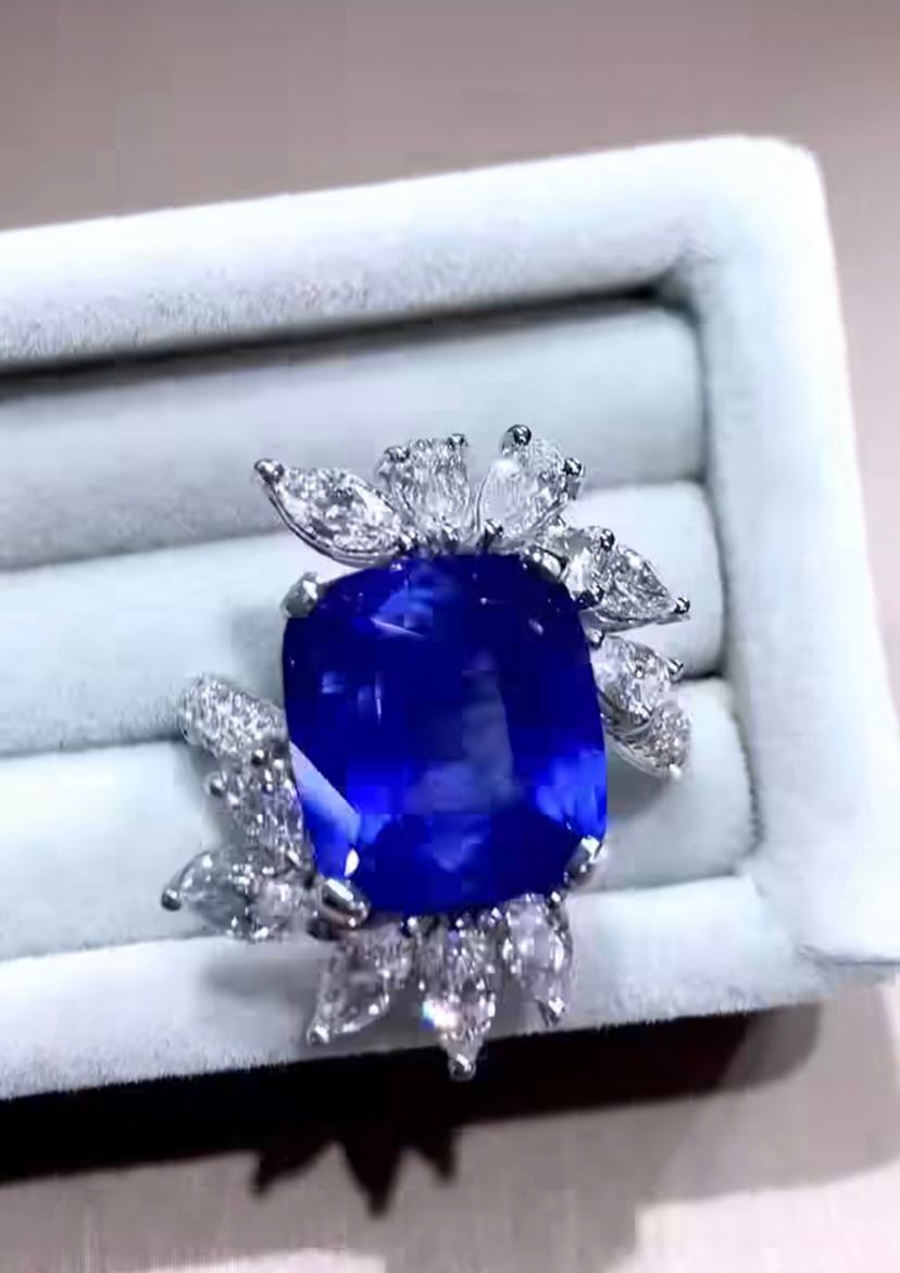 AIG Certified 9.35 Ct Ceylon Cornflower Blue Sapphire Diamonds 18K Gold Ring For Sale 2