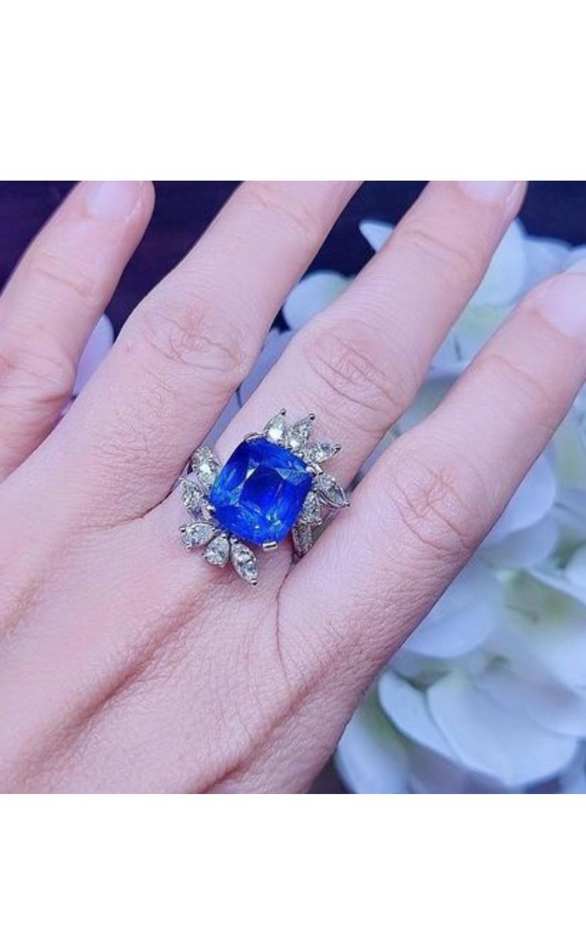 AIG Certified 9.35 Ct Ceylon Cornflower Blue Sapphire Diamonds 18K Gold Ring For Sale 4