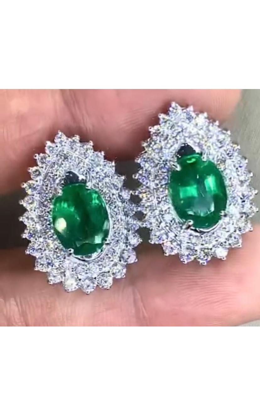 AIG Certified 9.50 Ct Zambian Emeralds 3.80 Ct Diamonds 18K Gold Earrings In New Condition For Sale In Massafra, IT