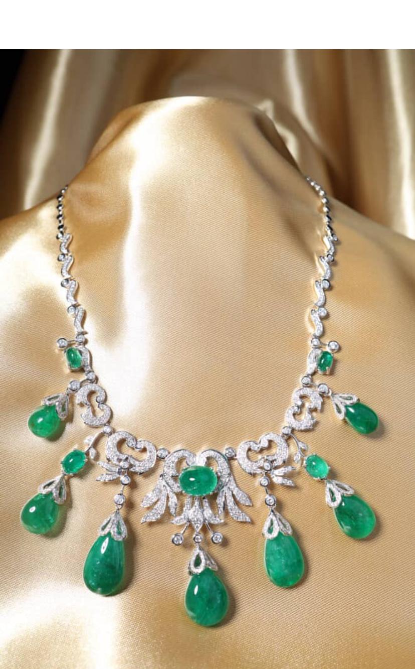 Un exquisito collar de Esmeraldas y Diamantes de diseño particular y refinado, elaborado con especial atención a los detalles.
Eleva tu belleza atemporal y añade un toque de color y sofisticación a tu look.
Magnífico collar de oro de 18 quilates con