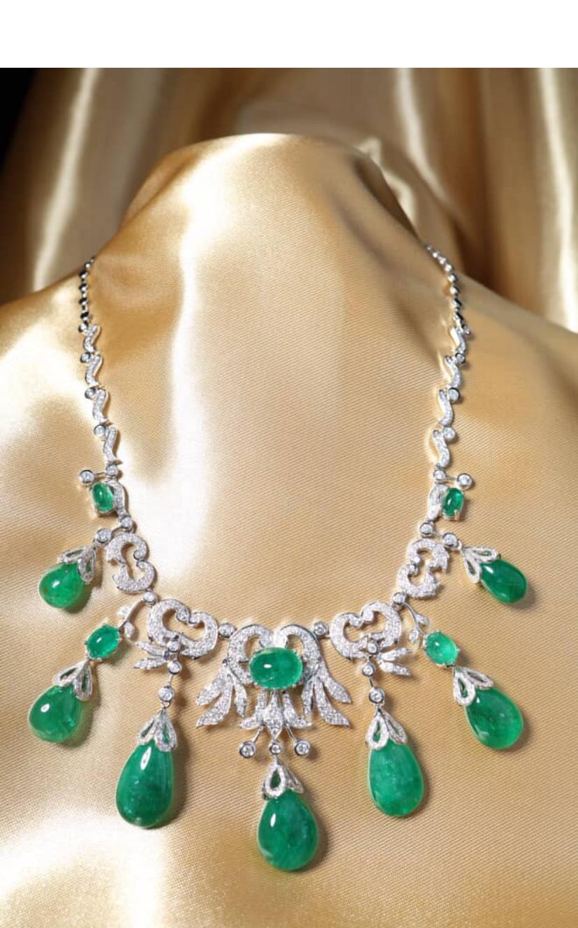 Collar de oro de 18 quilates con esmeraldas de Zambia certificadas AIG de 95,00 quilates y diamantes de 4,50 quilates en Nuevo estado para la venta en Massafra, IT
