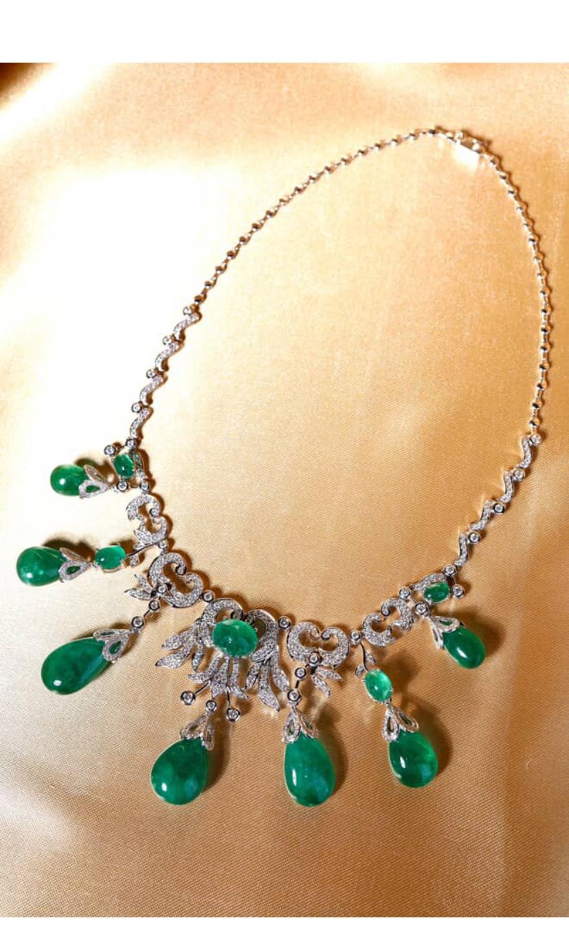 Collar de oro de 18 quilates con esmeraldas de Zambia certificadas AIG de 95,00 quilates y diamantes de 4,50 quilates en venta 1