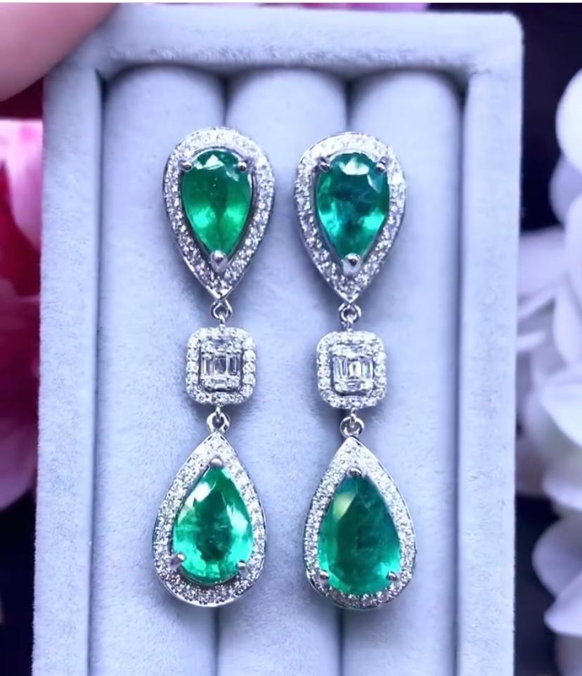 An exquisite design handmade, so chic and elegant, for this earrings in 18k gold with four pear cut Zambia emeralds of 9,75 carats, fine quality, and baguettes and round brilliant cut diamonds of 1,67 carats,F/VS. 
Handcrafted by artisan