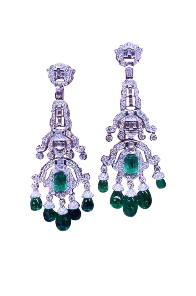 An exclusive Art Deco design, so chic and glamour, a very piece of art.
Earrings come in 18k gold with natural Zambia emeralds ct 28,45 , cabochon cut, fine quality, and two pieces of natural Zambia emeralds , in cut emerald ct 2,16 , fine grade,