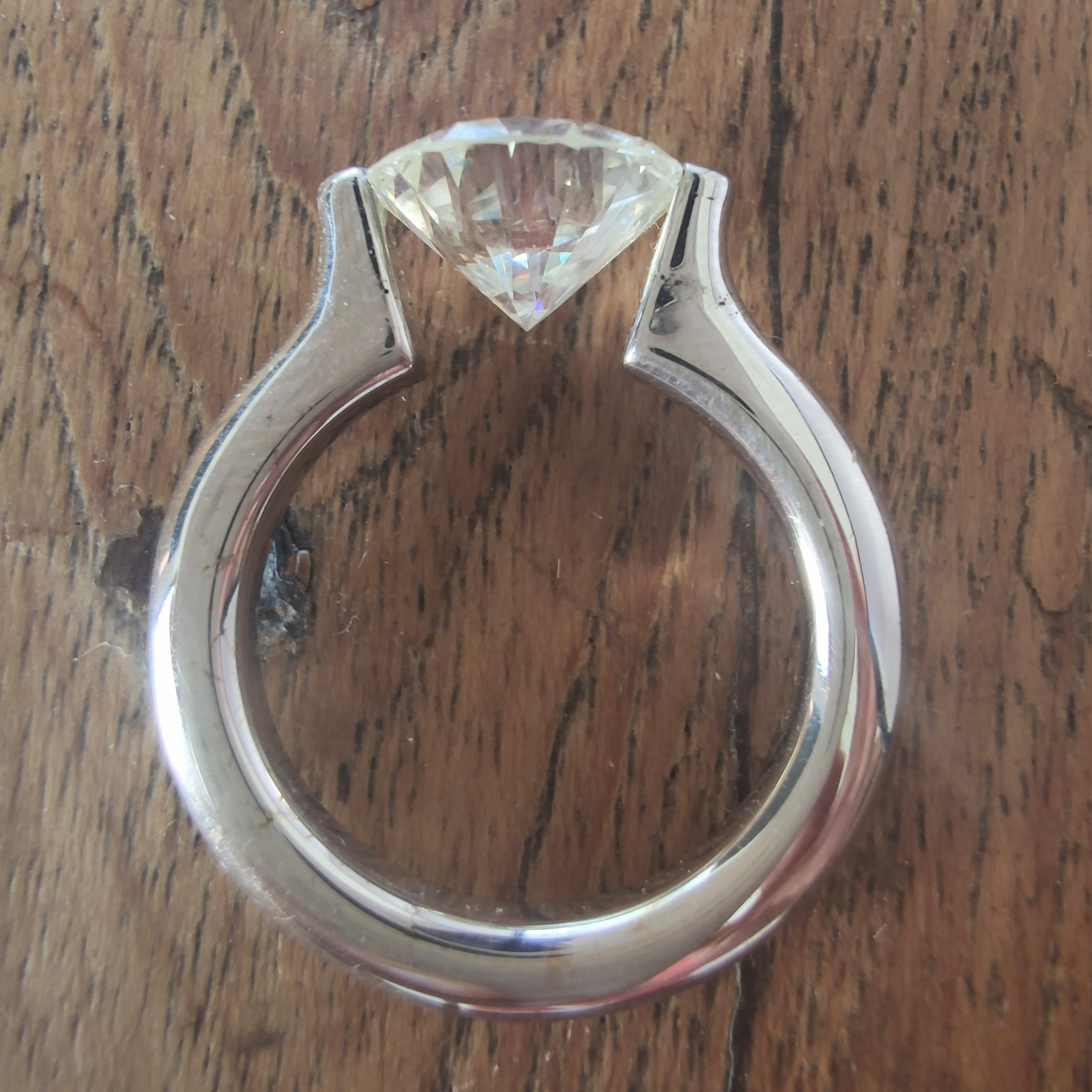 Anello di fidanzamento in oro 18K con diamante certificato AIG: anello con diamante da 4 carati in vendita 2