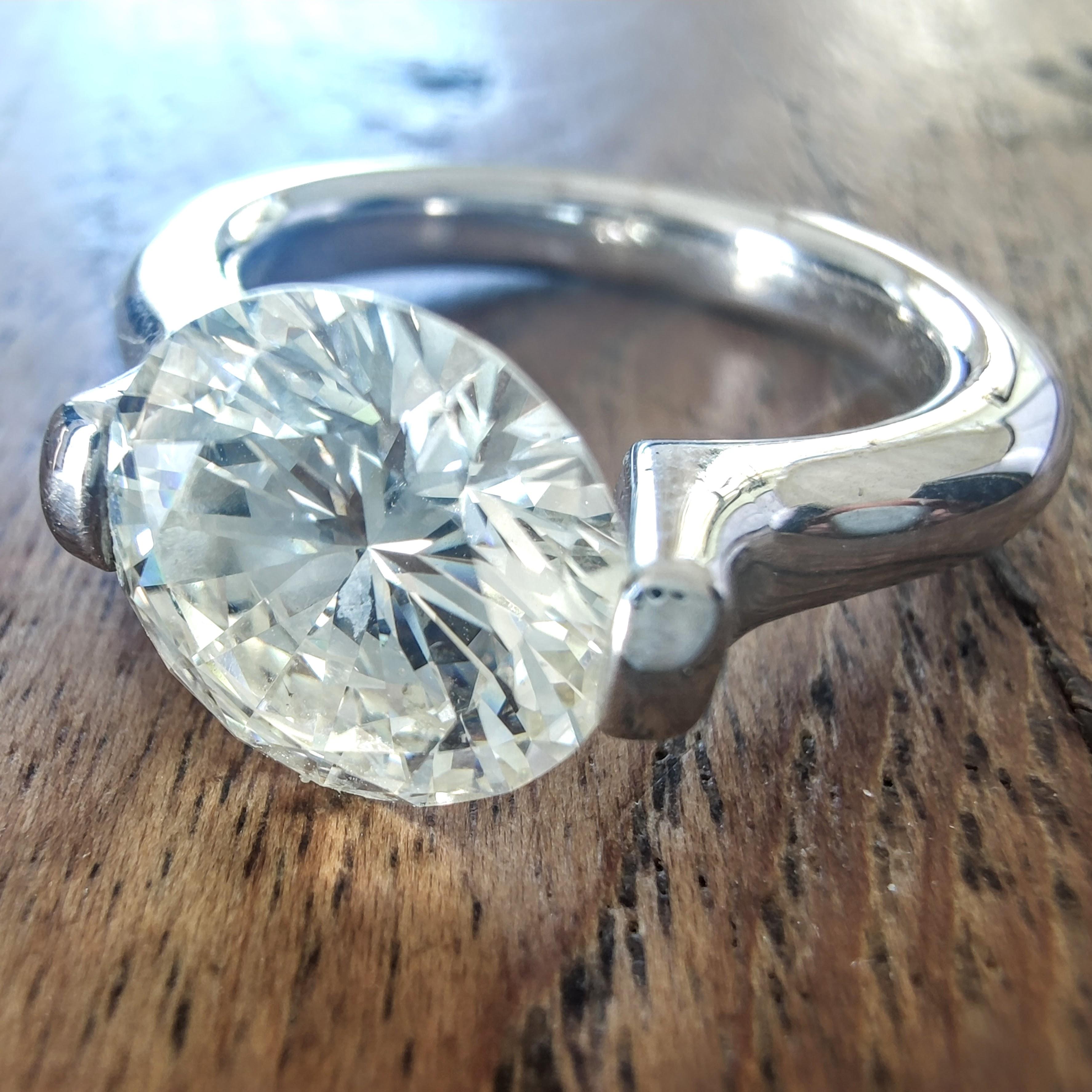 Contemporaneo Anello di fidanzamento in oro 18K con diamante certificato AIG: anello con diamante da 4 carati in vendita