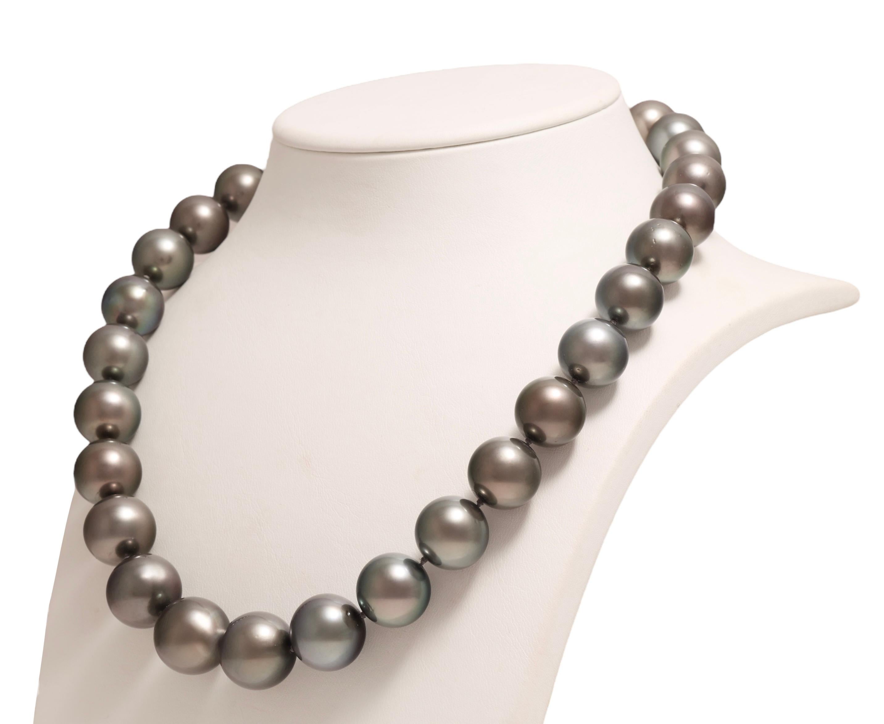 Collana di perle di Tahiti enormi certificate AIG Degradé 14 / 17 mm, armadietto in oro bianco in vendita 4