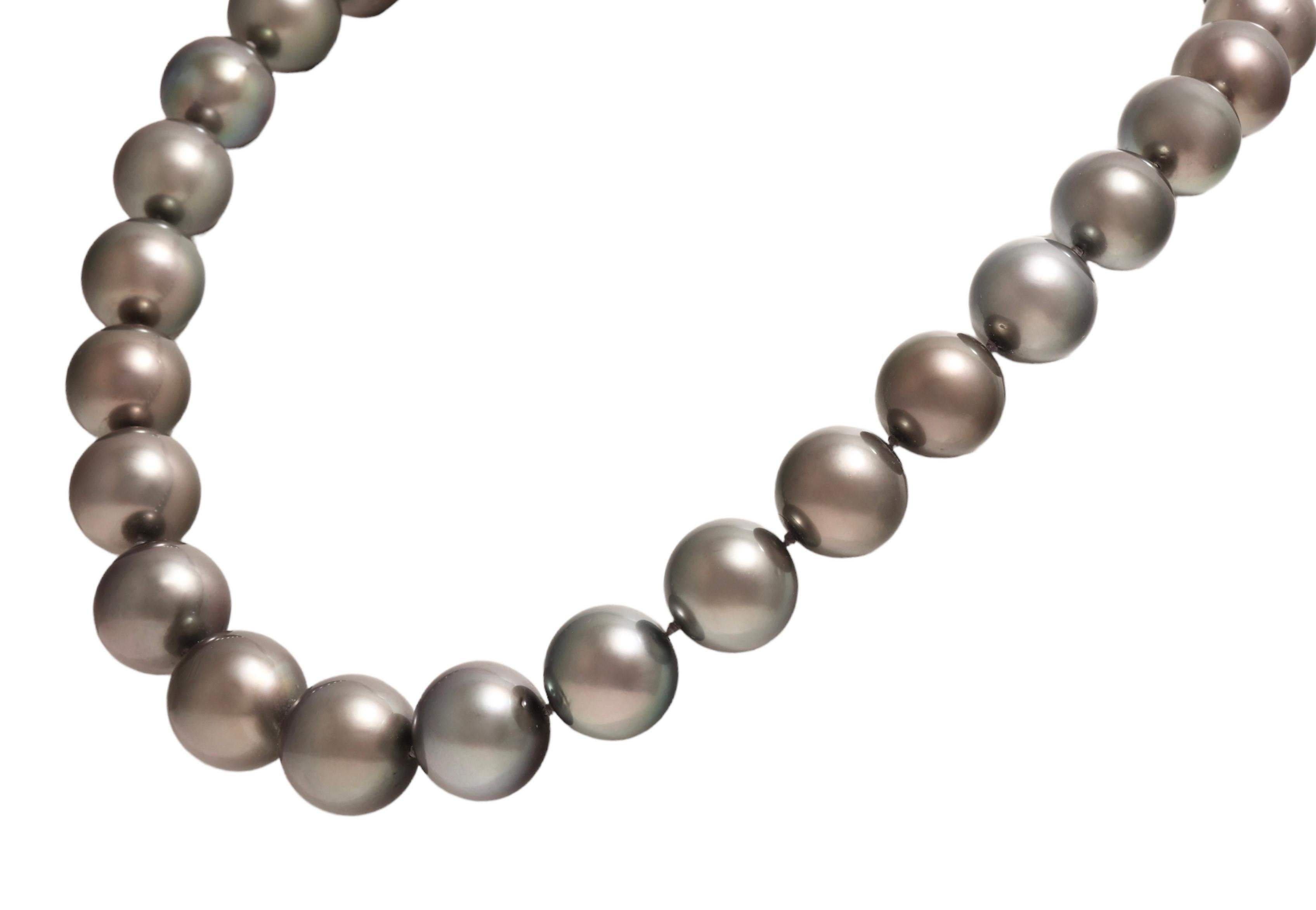 Collana di perle di Tahiti enormi certificate AIG Degradé 14 / 17 mm, armadietto in oro bianco in vendita 5