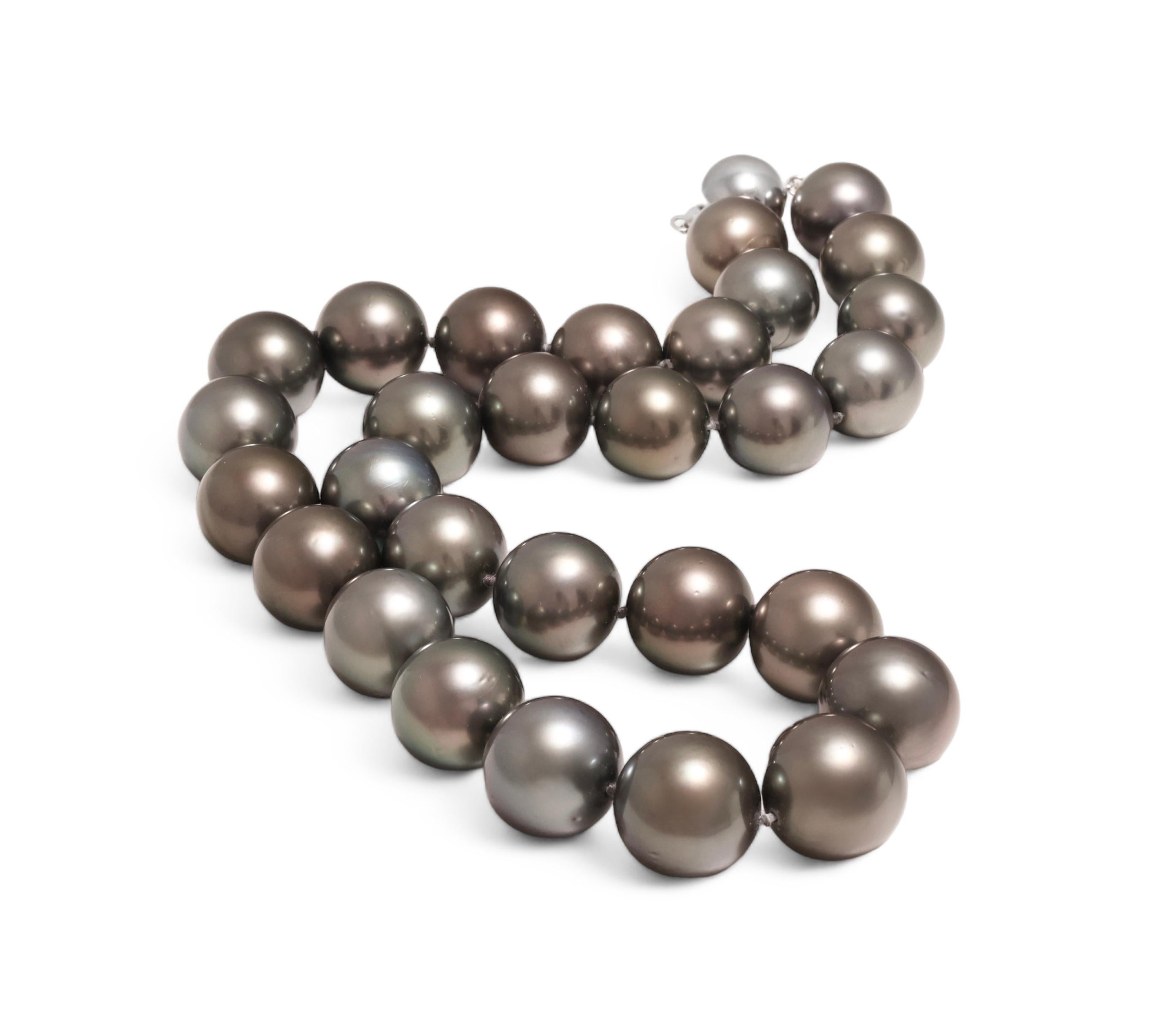 Collana di perle di Tahiti enormi certificate AIG Degradé 14 / 17 mm, armadietto in oro bianco In condizioni Nuovo in vendita a Antwerp, BE