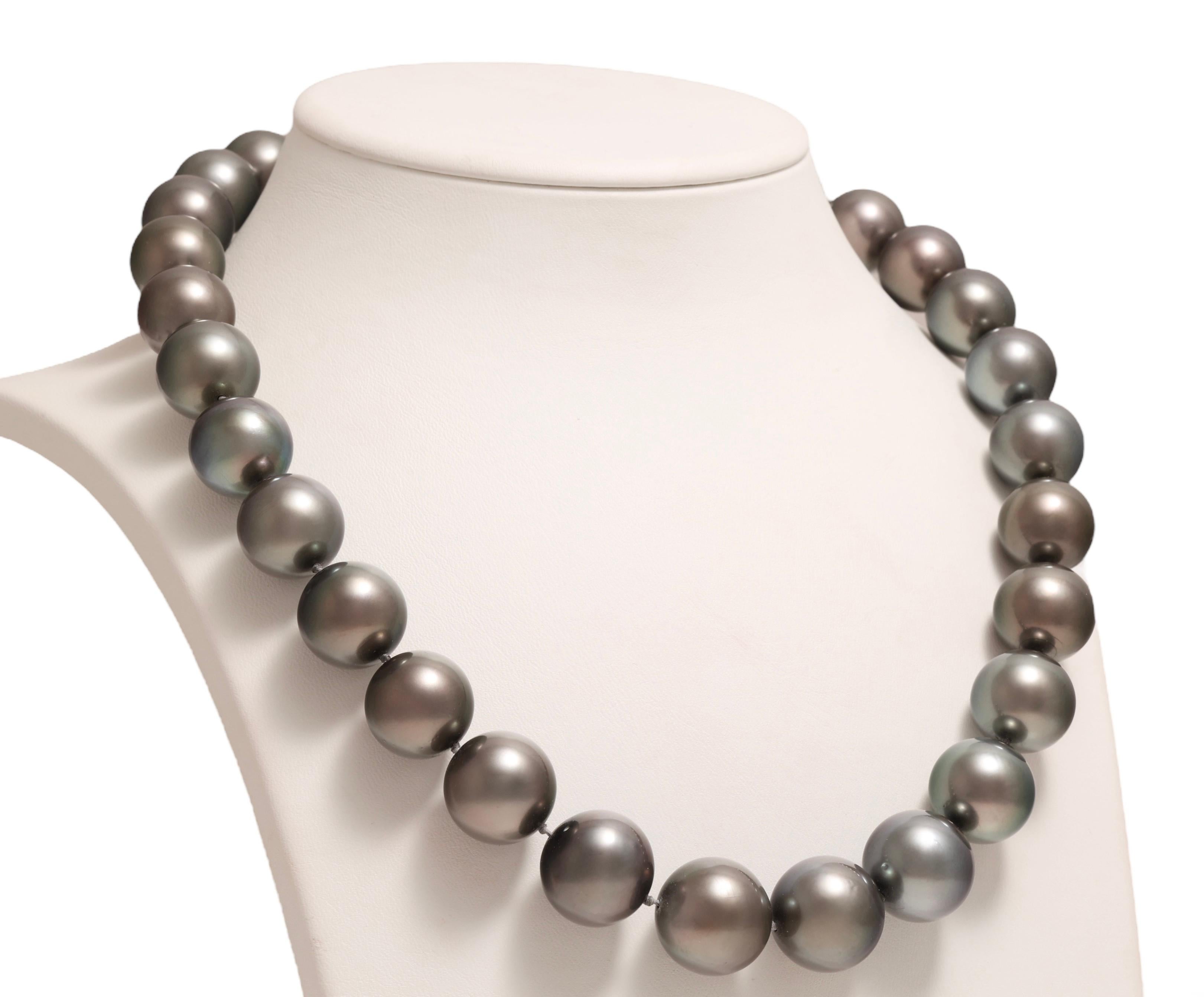 Collana di perle di Tahiti enormi certificate AIG Degradé 14 / 17 mm, armadietto in oro bianco in vendita 1