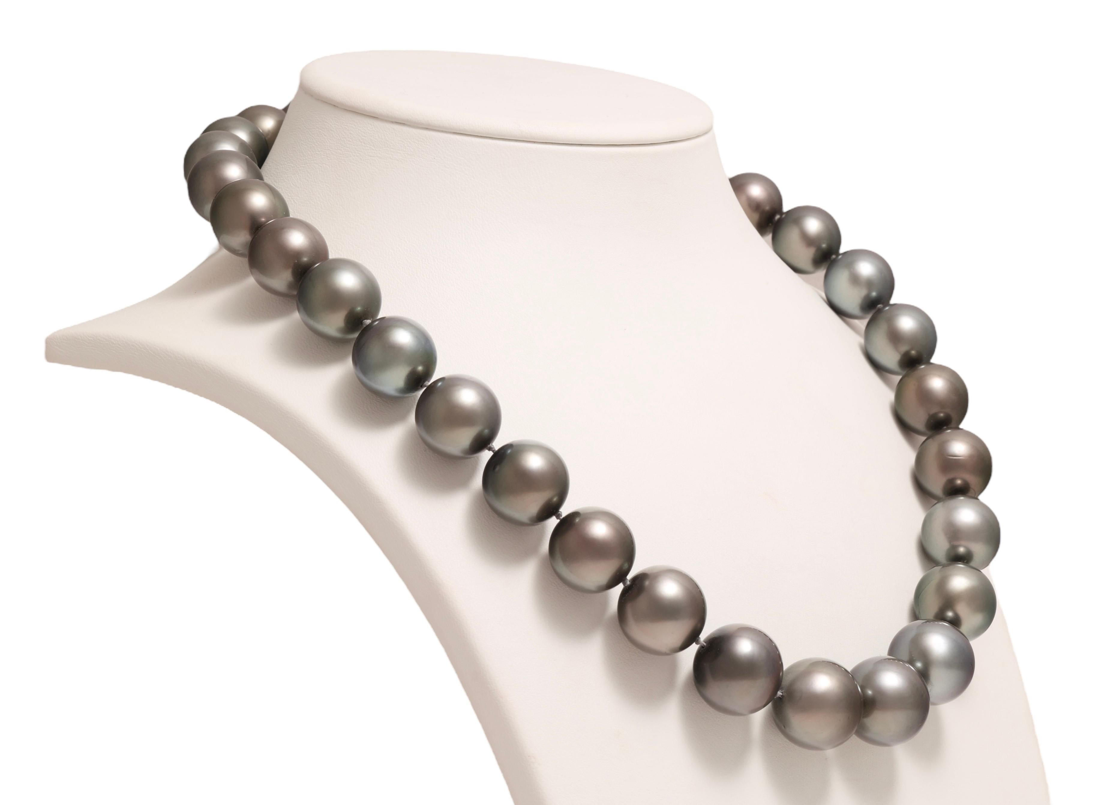 Collana di perle di Tahiti enormi certificate AIG Degradé 14 / 17 mm, armadietto in oro bianco in vendita 2