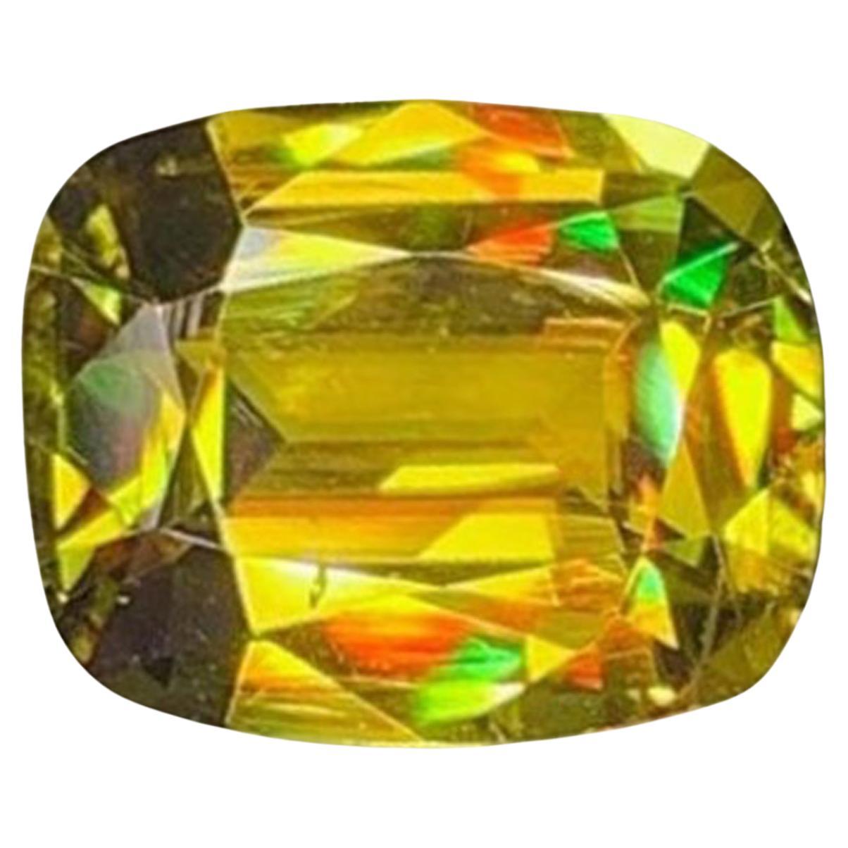 Gemma di sfene lucente certificata AIG: Taglio a cuscino giallo/verde, 2,76 carati in vendita