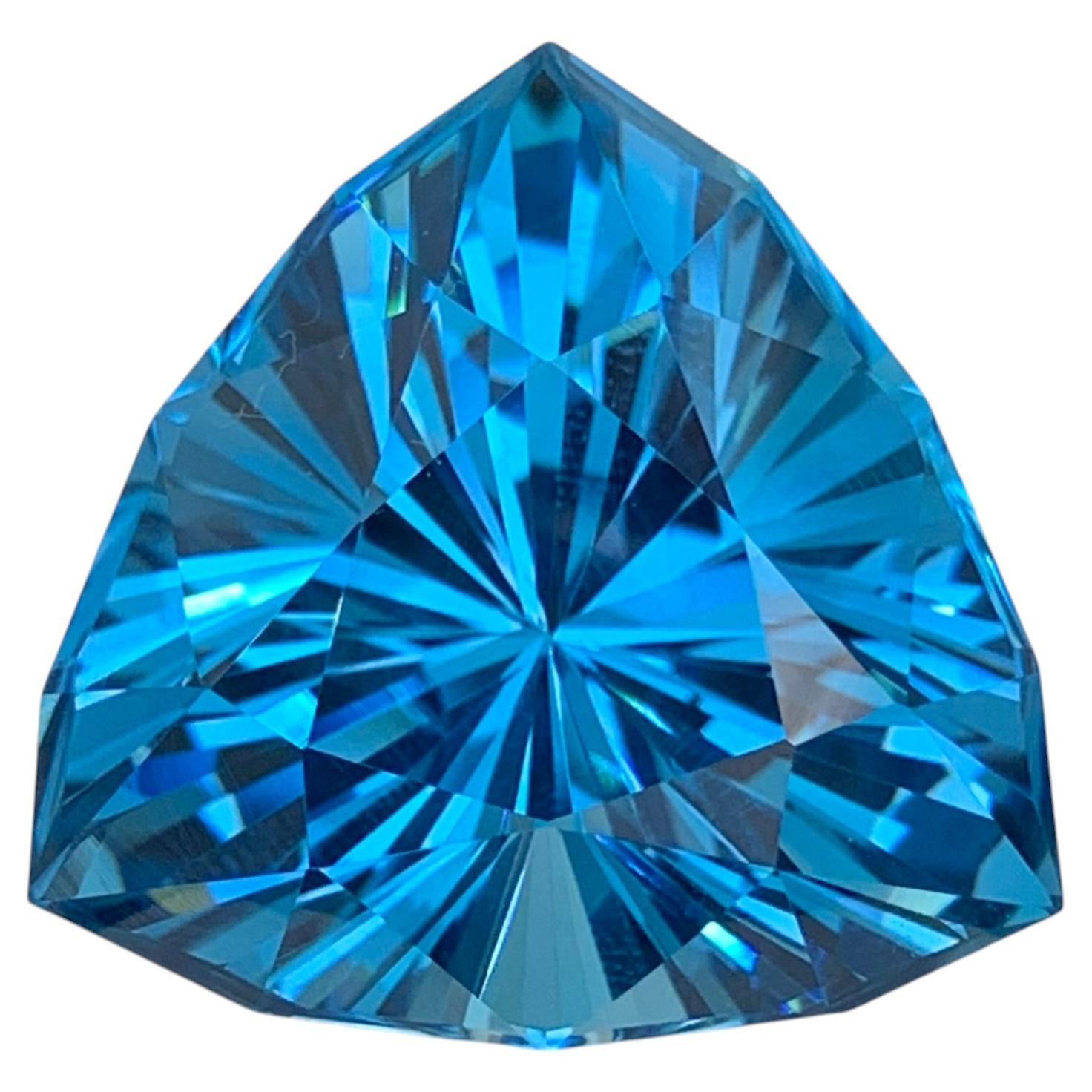 Gema de topacio azul de Londres natural certificada por AIG: 79,70 quilates talla trillón en venta