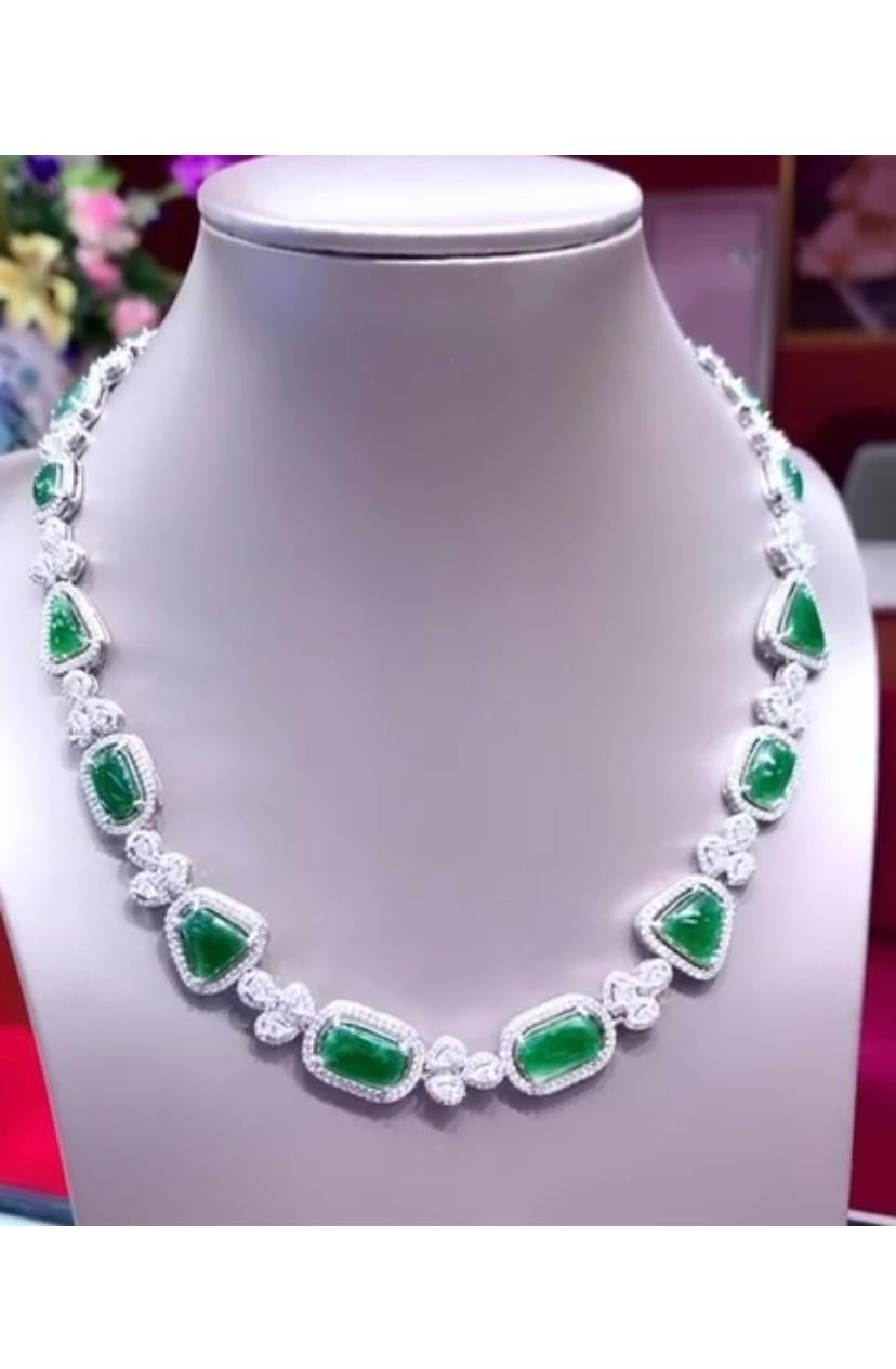 An exclusive design, so refined and glamour , a very piece of art, by Italian designer.
Necklace come in 18k gold with 14 pieces of natural untreated Jades  , excellent quality, of 18.68 carats, from Myanmar, in cabochon cut, in amazing green , and