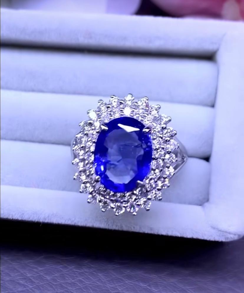 AIG Certified  Unheated 3.65  Carat Ceylon Sapphire Diamonds 18k Gold Ring In New Condition For Sale In Massafra, IT