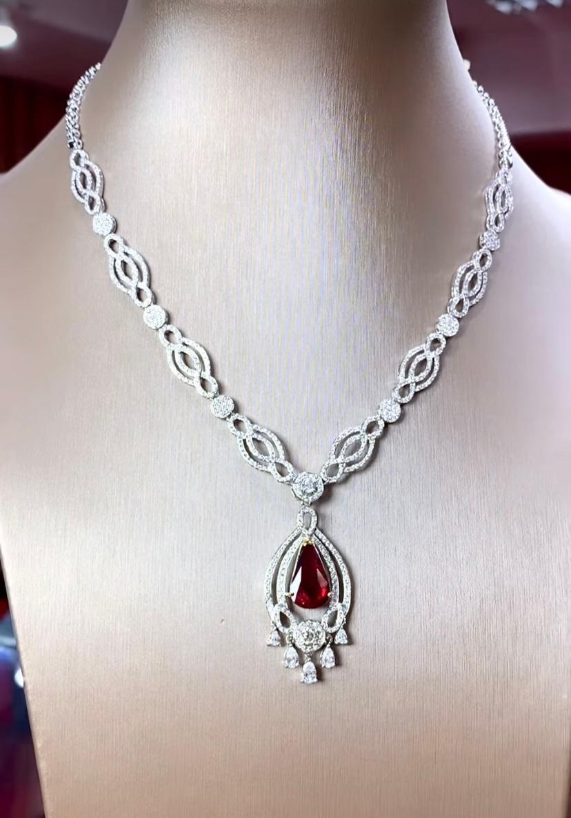 AIG Certified Untreated Mozambique Pigeon Blood Ruby Diamonds 18K Gold Necklace In New Condition For Sale In Massafra, IT
