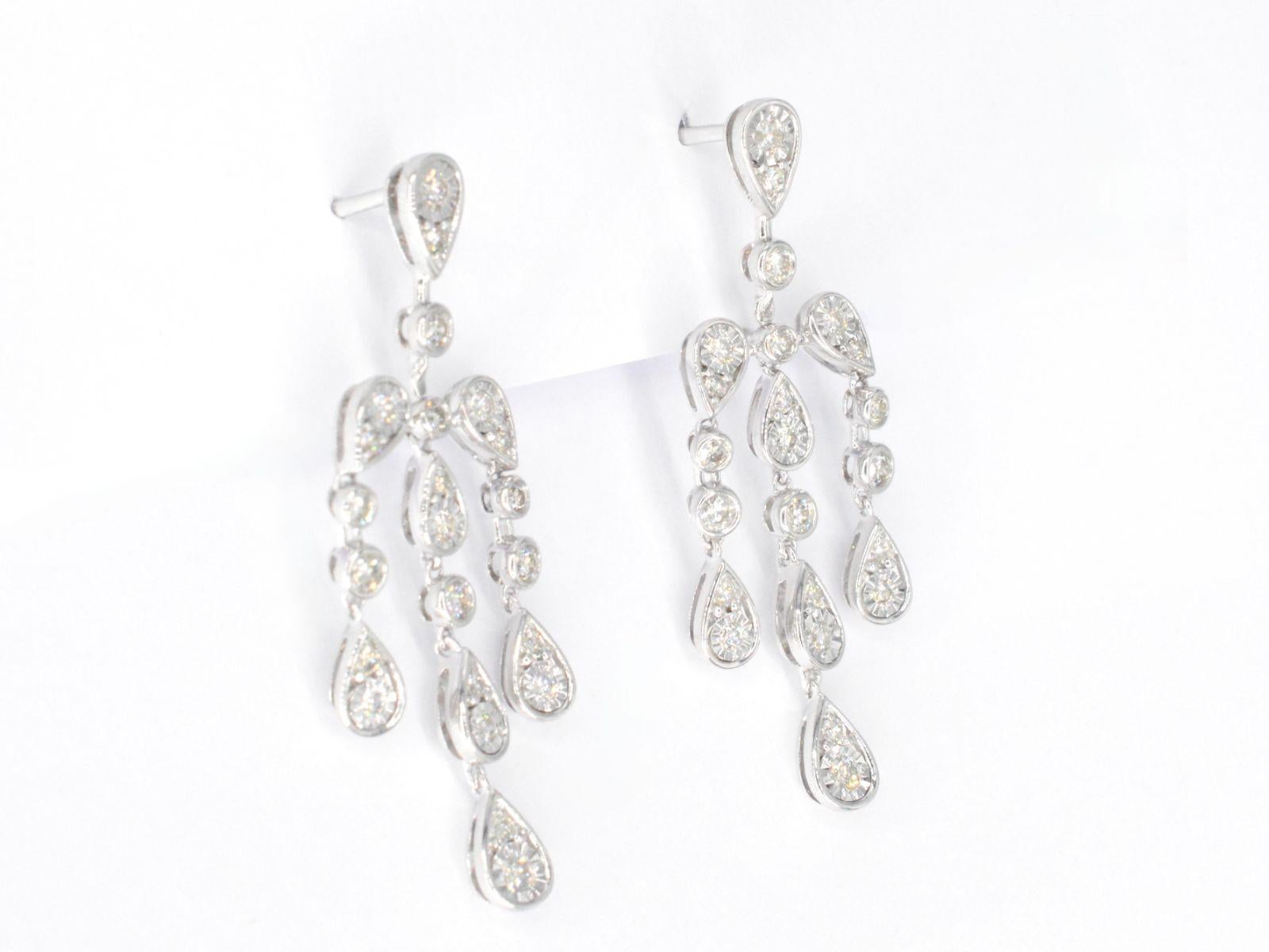 002283. Jewel: Earrings
  Weight: 8.60 grams
  Length: 43mm
  Hallmark: 14 karat 585


Diamonds
  Cut: Round brilliant cut
  Weight: 1.40 carat total 46 pieces
  Colour: F - G
  Purity: VS - VS
  Grinding quality: Very good to good

- Comes with an