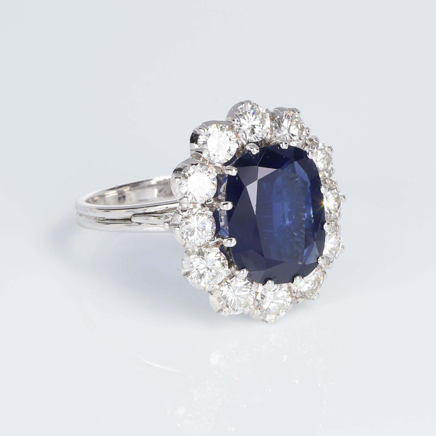 AIG 4 KT BLAUER SAPHIR 4,65 KT WEISSE DIAMANTEN RING 18KT WEISSGOLD
-------------------------------------------------

Willkommen in unserer Schmuckkollektion, in der jedes Stück eine Geschichte von zeitloser Eleganz und unvergleichlicher