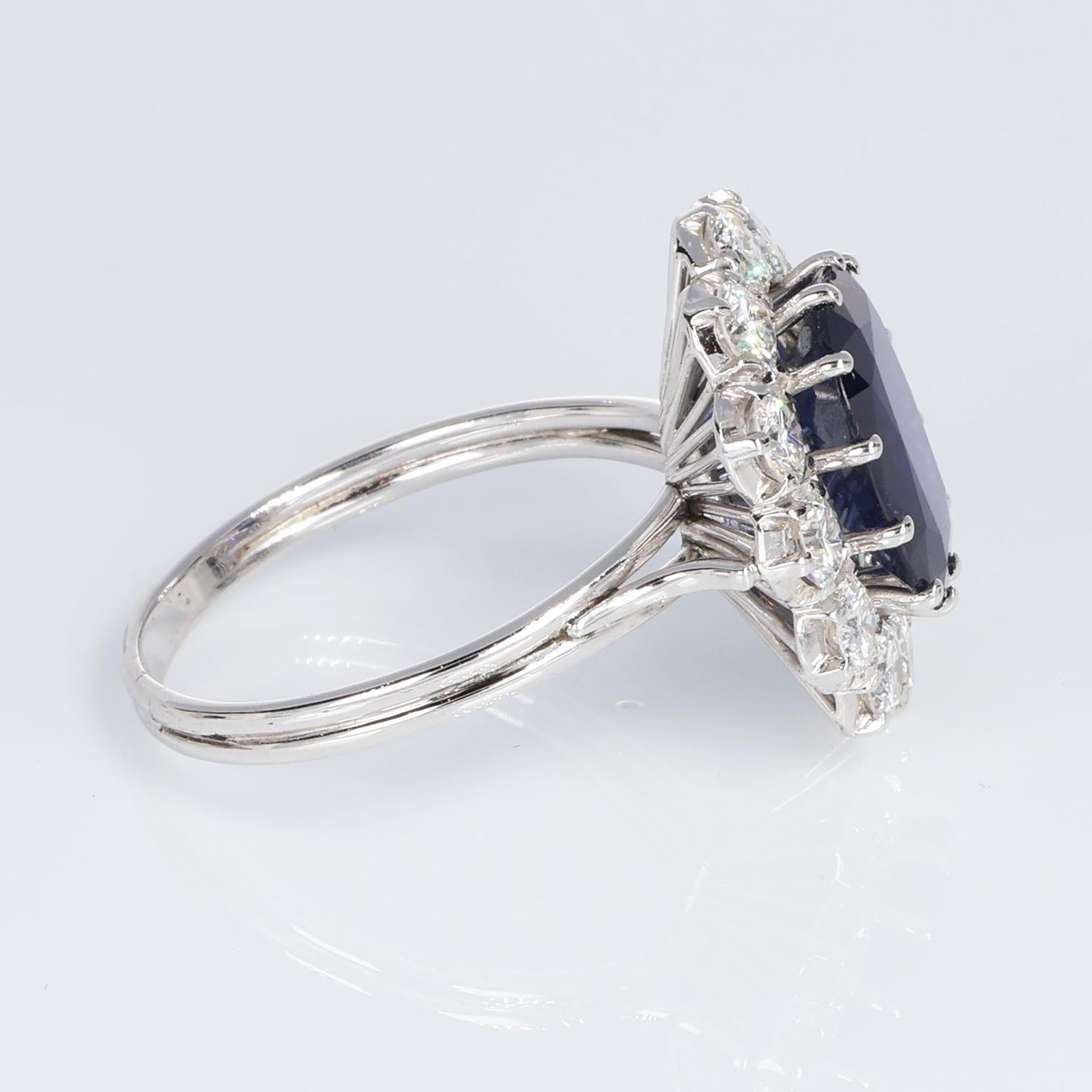 AIG Atemberaubende 4 kt Blauer Saphir 2,65 kt Weiße Diamanten Ring 18kt Weißgold (Ovalschliff) im Angebot