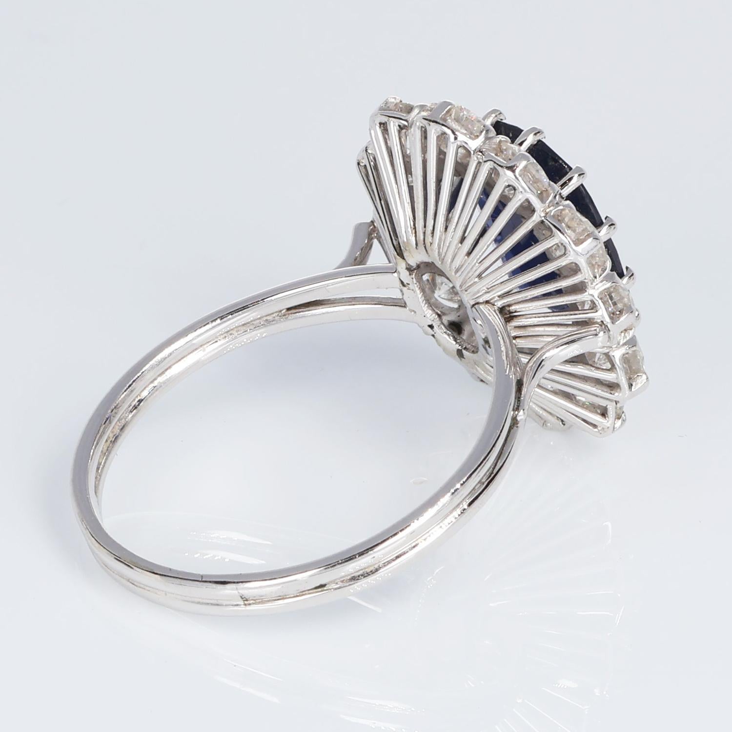AIG Atemberaubende 4 kt Blauer Saphir 2,65 kt Weiße Diamanten Ring 18kt Weißgold im Zustand „Neu“ im Angebot in Bergamo, BG