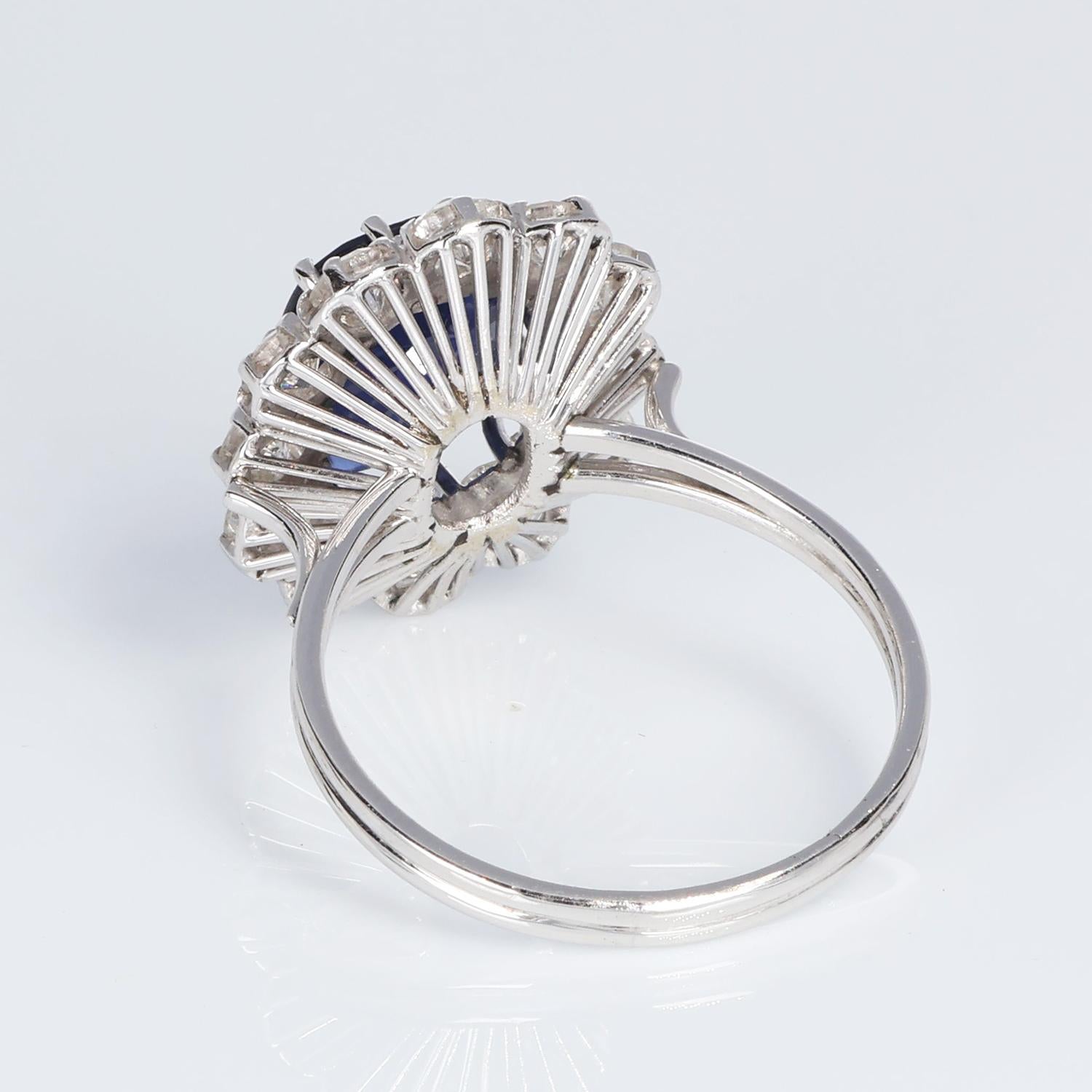 AIG Atemberaubende 4 kt Blauer Saphir 2,65 kt Weiße Diamanten Ring 18kt Weißgold Damen im Angebot