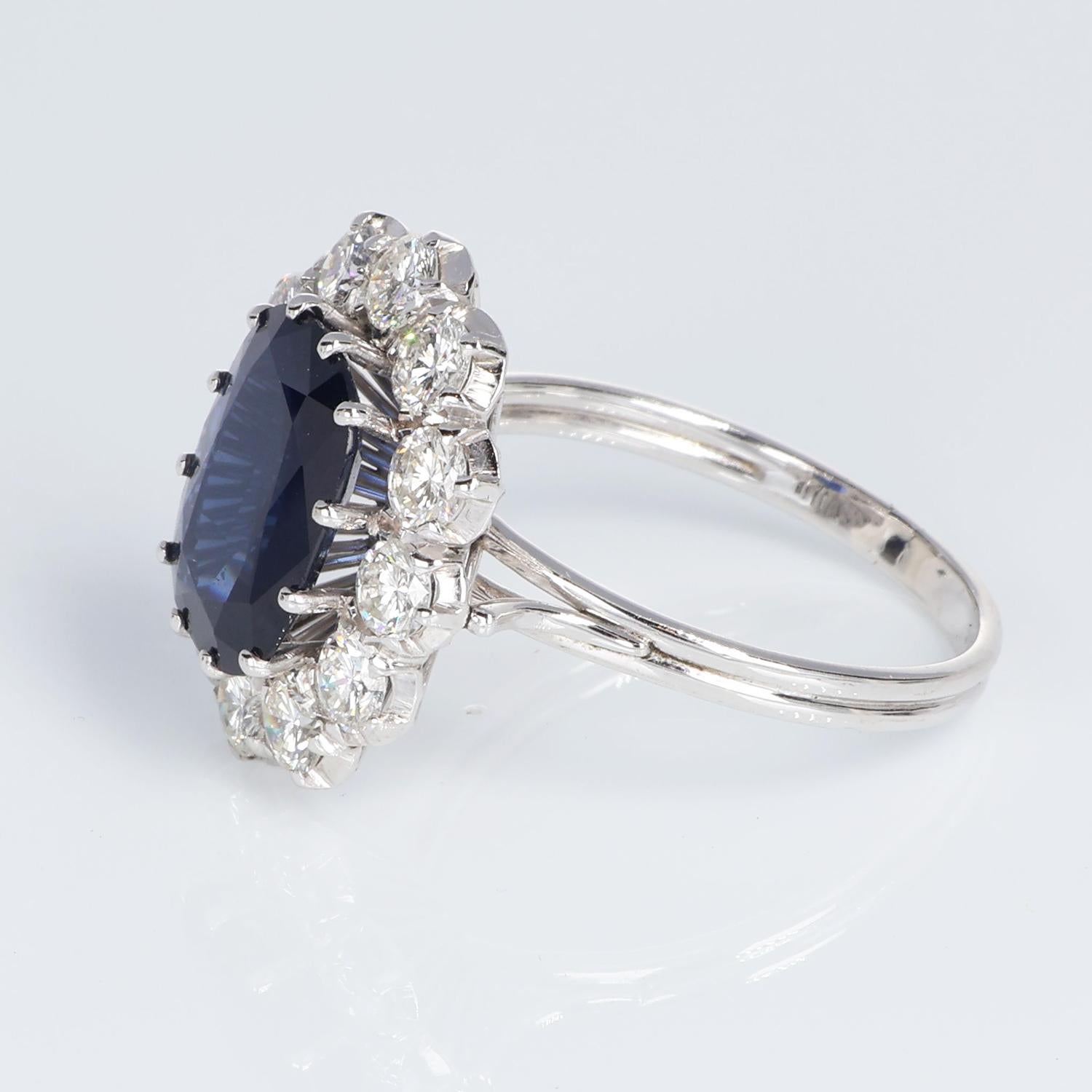 AIG Atemberaubende 4 kt Blauer Saphir 2,65 kt Weiße Diamanten Ring 18kt Weißgold im Angebot 1