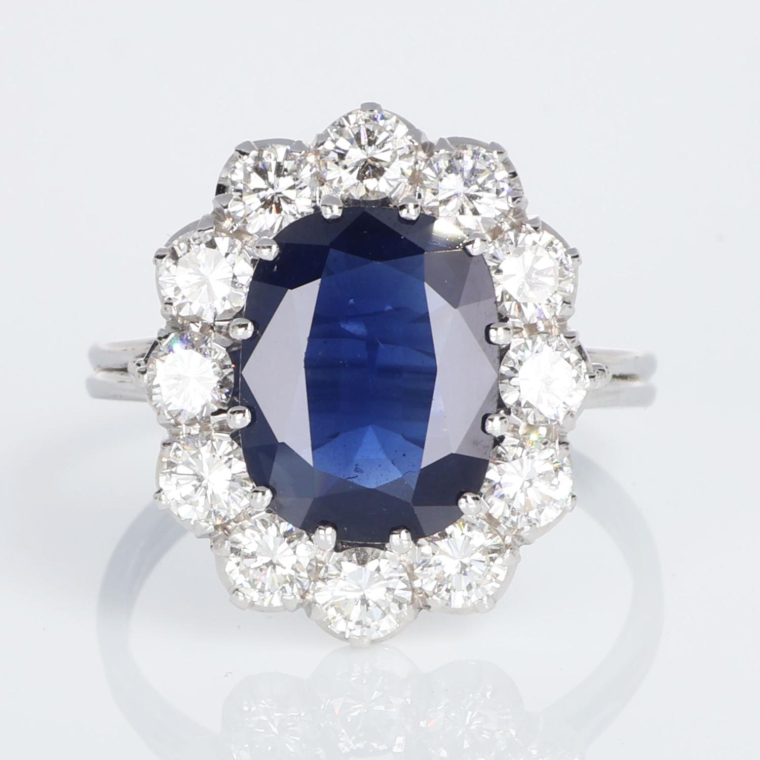 AIG Atemberaubende 4 kt Blauer Saphir 2,65 kt Weiße Diamanten Ring 18kt Weißgold im Angebot 3