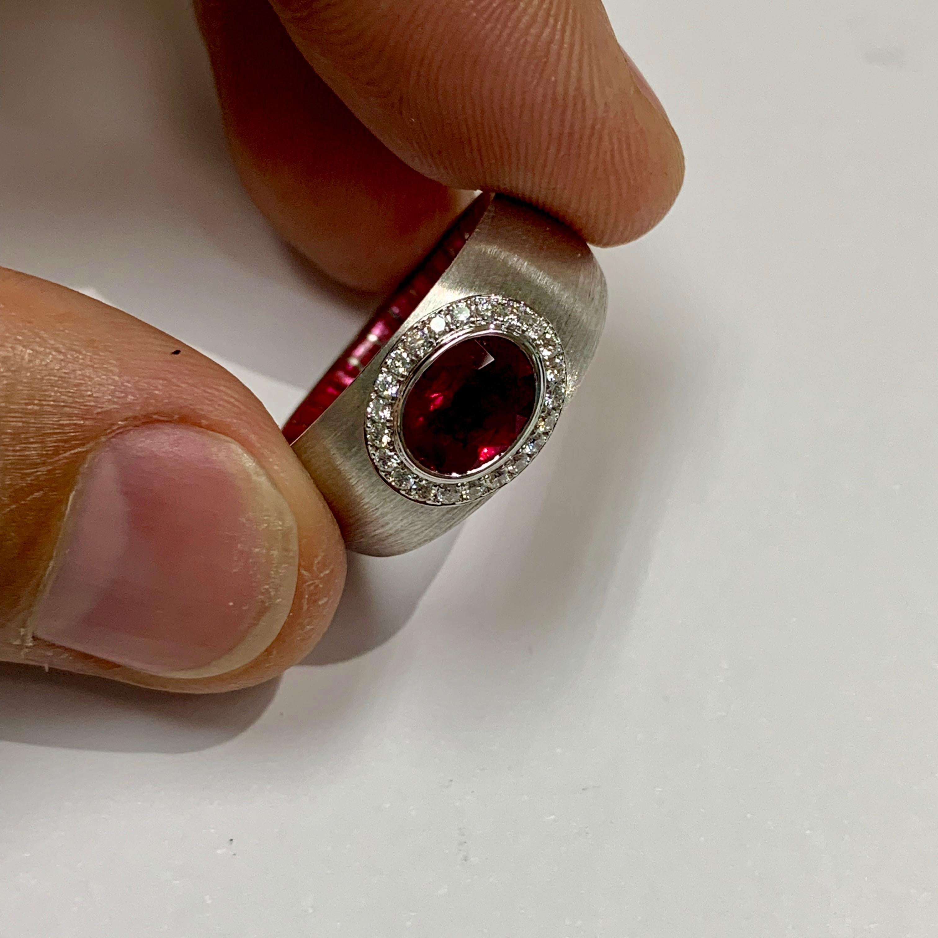 18 Karat Weißgold Ring mit 2,01 Karat Rubin-Diamant-Emaille, AIGL-zertifiziert (Zeitgenössisch) im Angebot