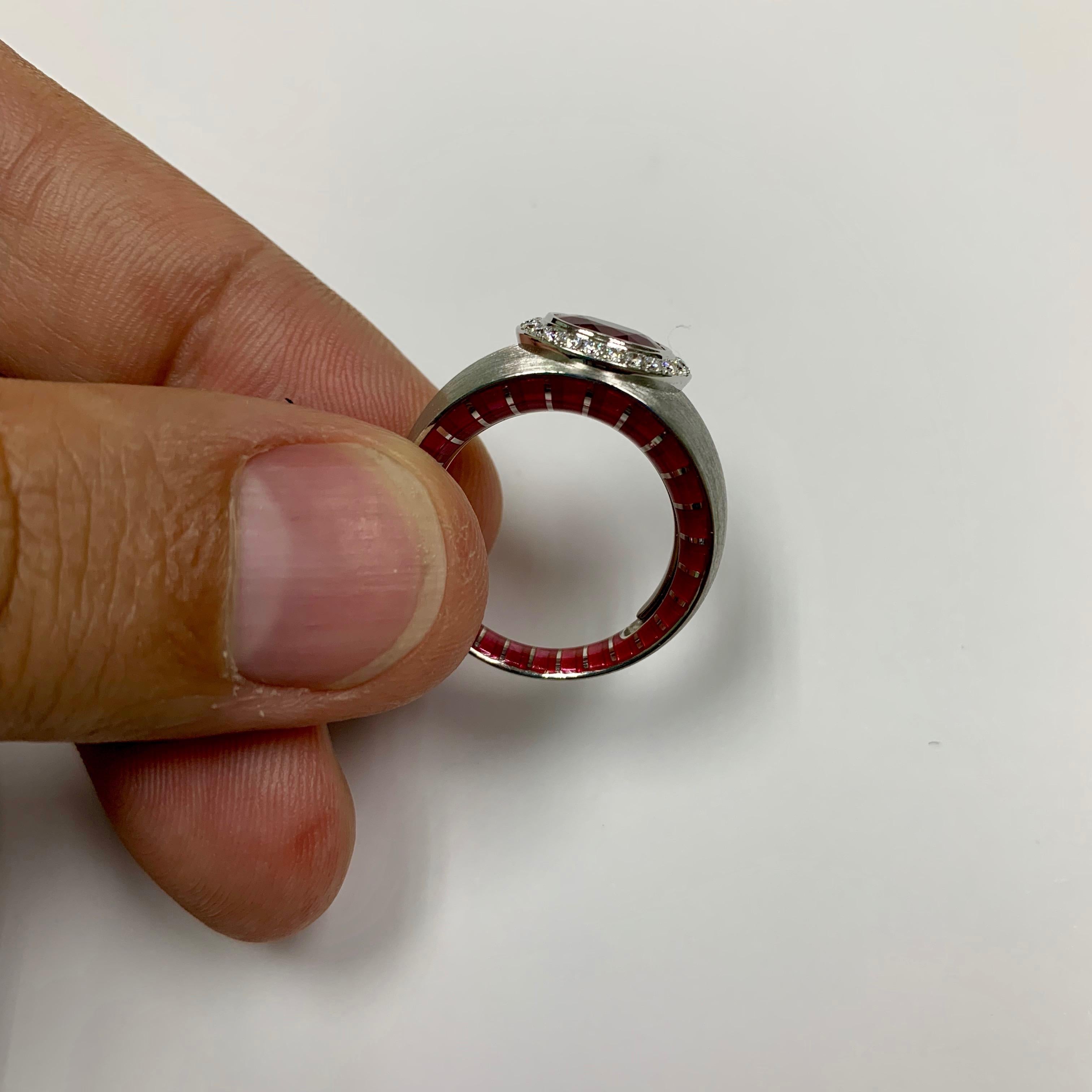 18 Karat Weißgold Ring mit 2,01 Karat Rubin-Diamant-Emaille, AIGL-zertifiziert (Ovalschliff) im Angebot