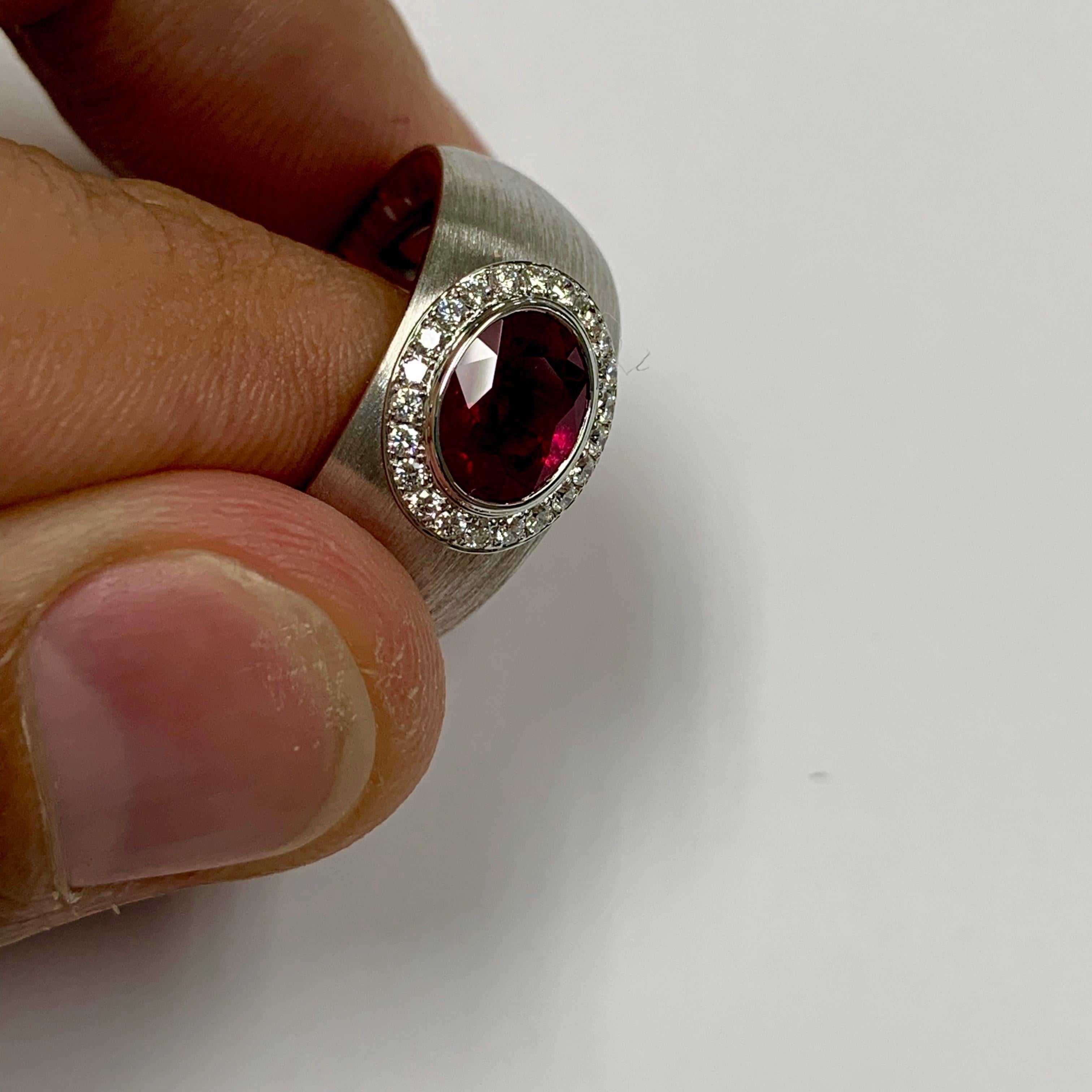 18 Karat Weißgold Ring mit 2,01 Karat Rubin-Diamant-Emaille, AIGL-zertifiziert im Angebot 1