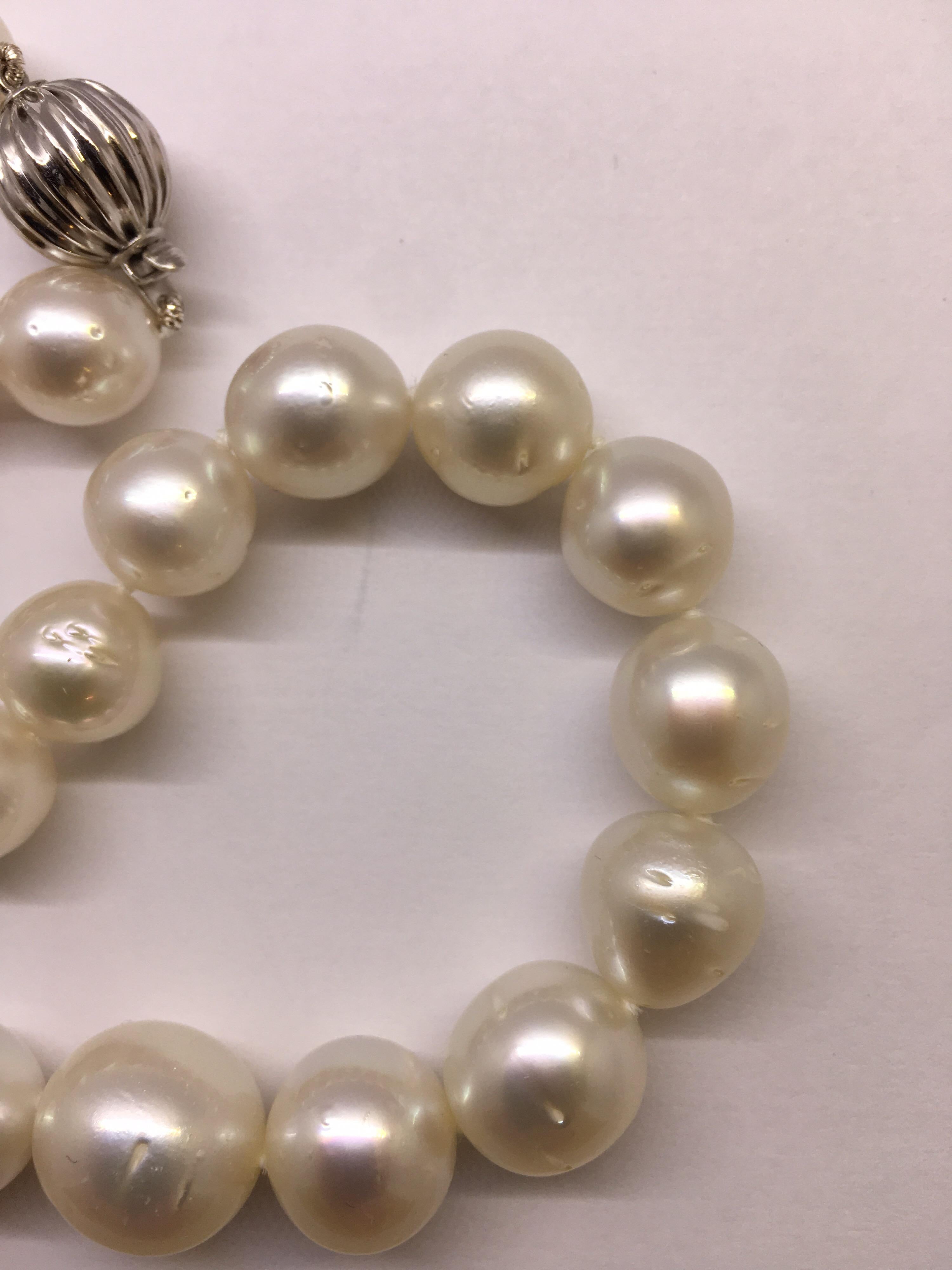 Contemporary AIGL Certified Cultured South Sea Pearl 14 Karat Gold Clasp