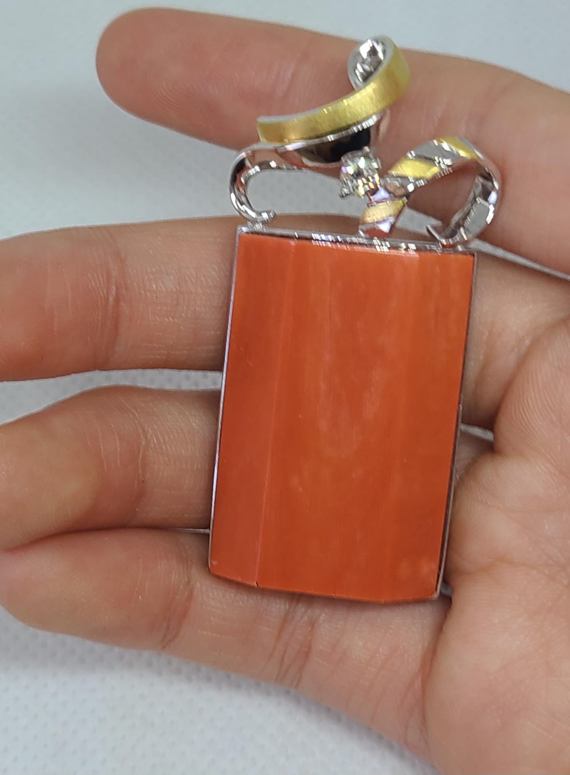 Artisan Pendentif en or 14 carats, corail naturel certifié AIGL et diamant en vente