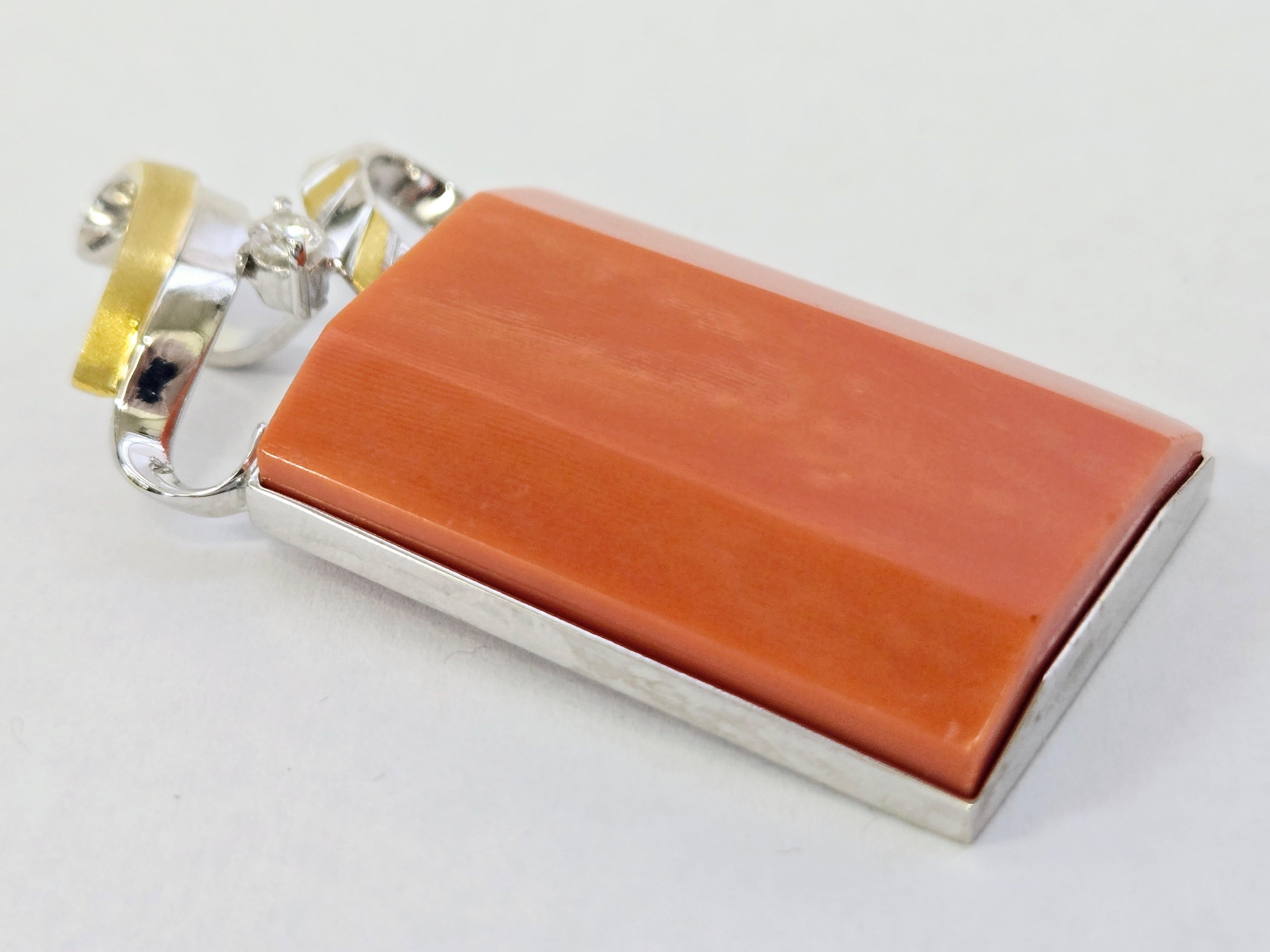 Pendentif en or 14 carats, corail naturel certifié AIGL et diamant Bon état - En vente à Pasadena, CA