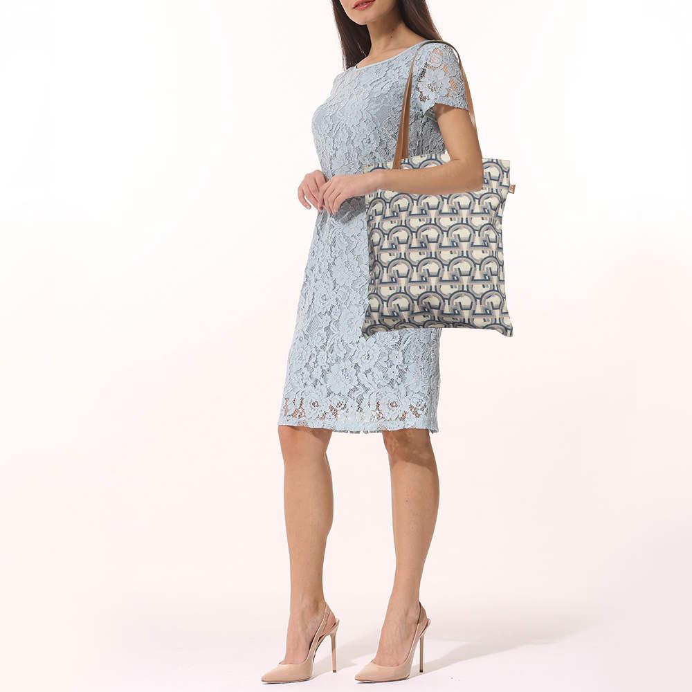 Ce séduisant sac fourre-tout pour femme a été conçu pour vous accompagner dans toutes vos journées. Pratique à transporter et à la mode, le fourre-tout est coupé avec habileté et cousu pour lui donner une forme idéale. Il est bien équipé pour être