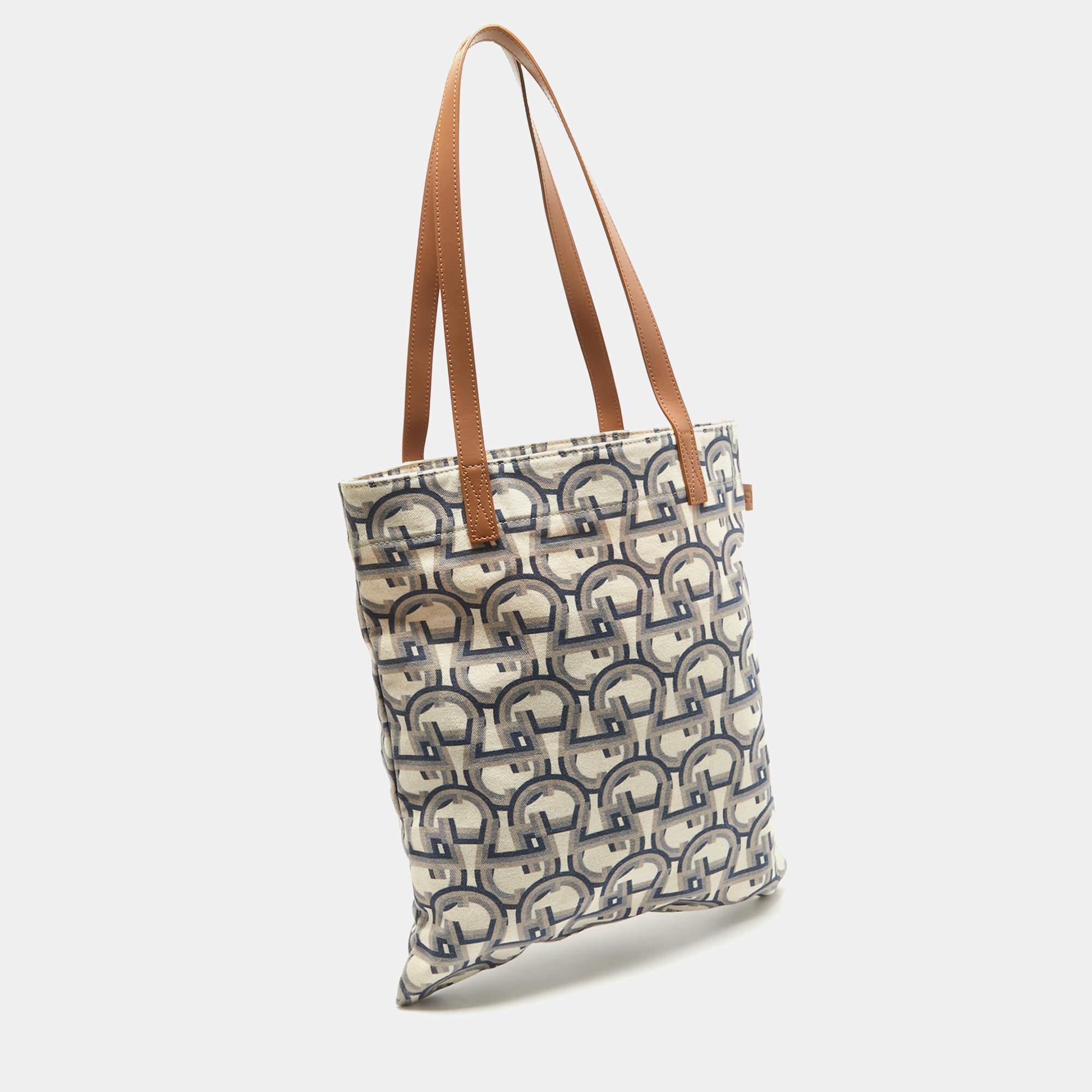 Marron Fourre-tout en toile beige/bleu Signature d'Aigner en vente
