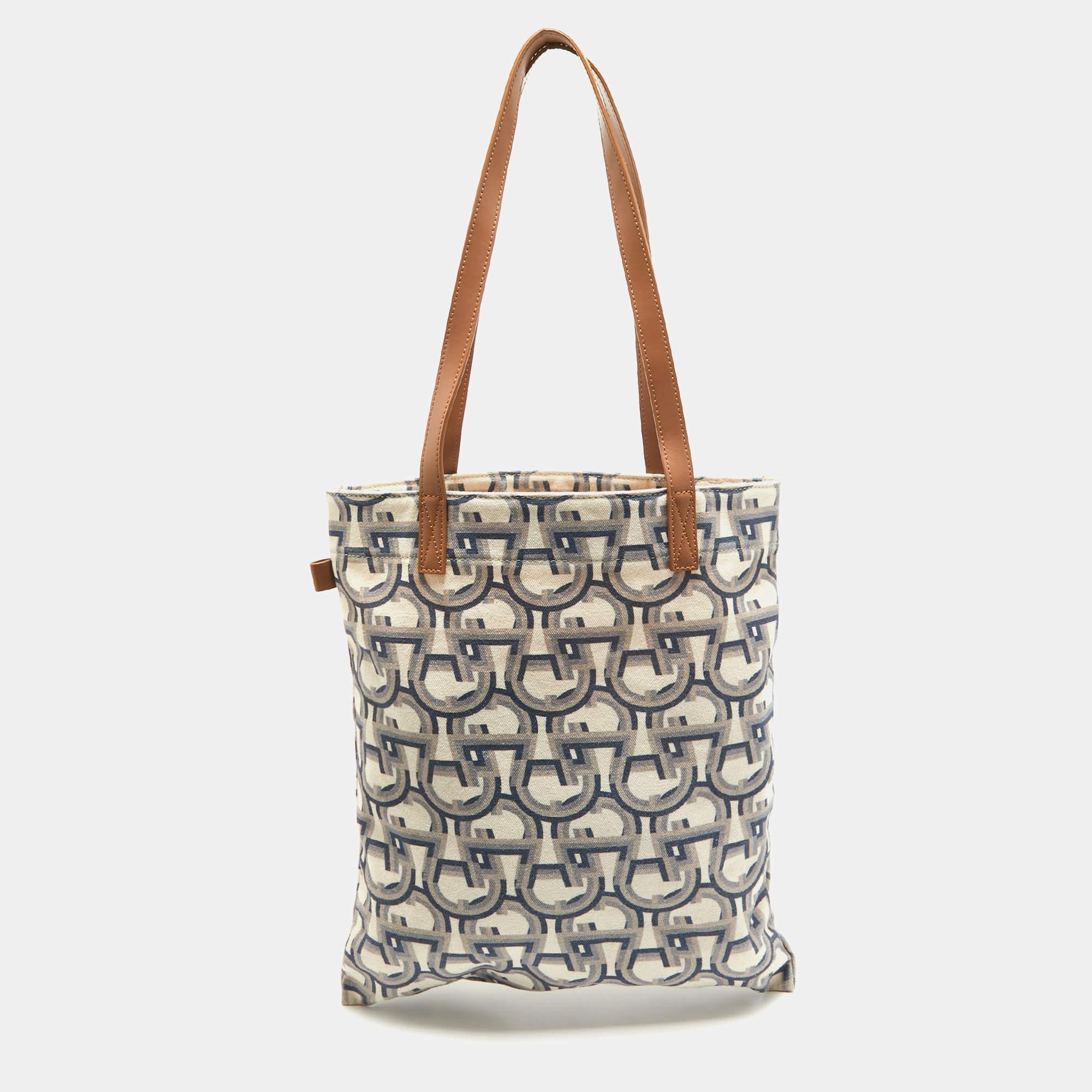 Fourre-tout en toile beige/bleu Signature d'Aigner Excellent état - En vente à Dubai, Al Qouz 2