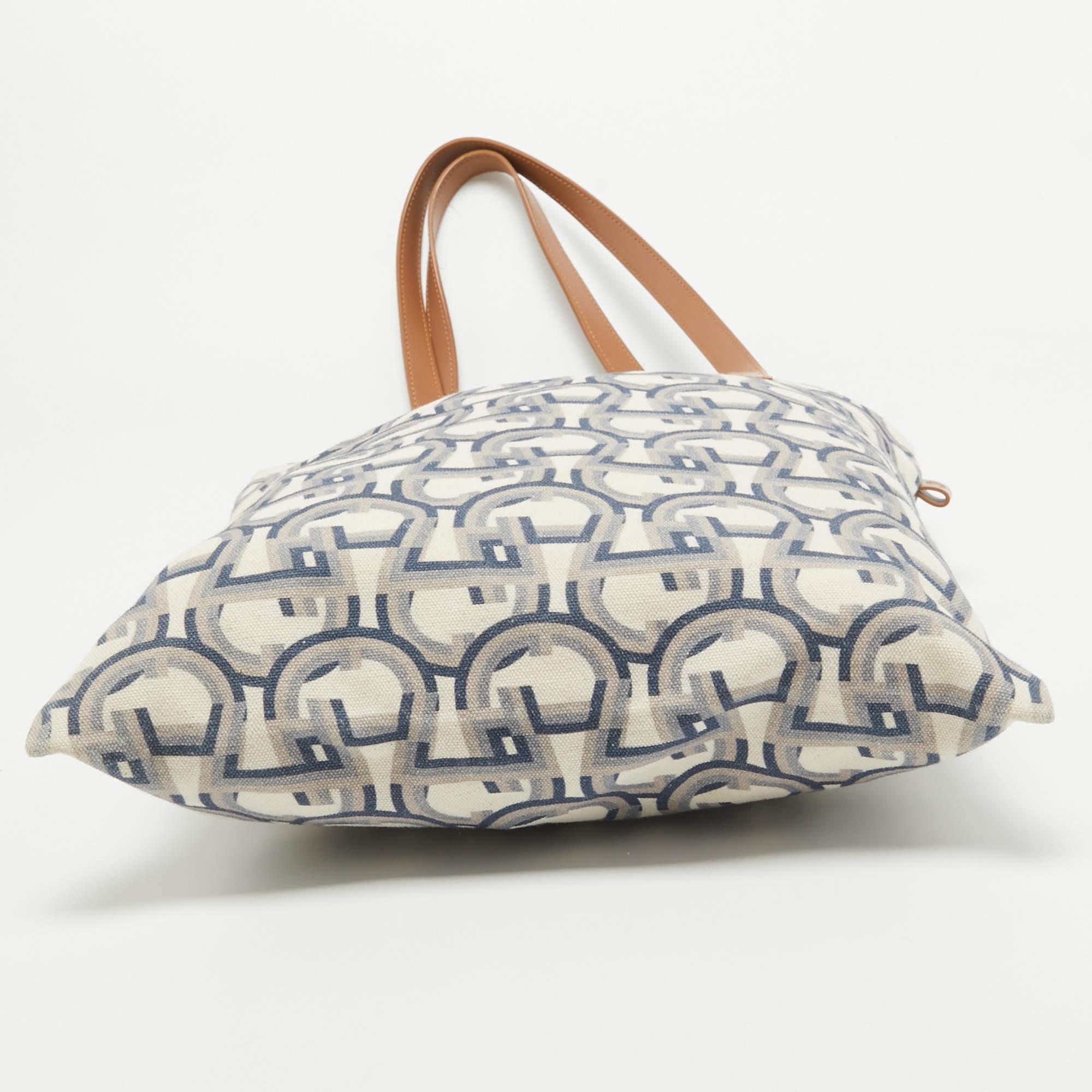 Fourre-tout en toile beige/bleu Signature d'Aigner en vente 1