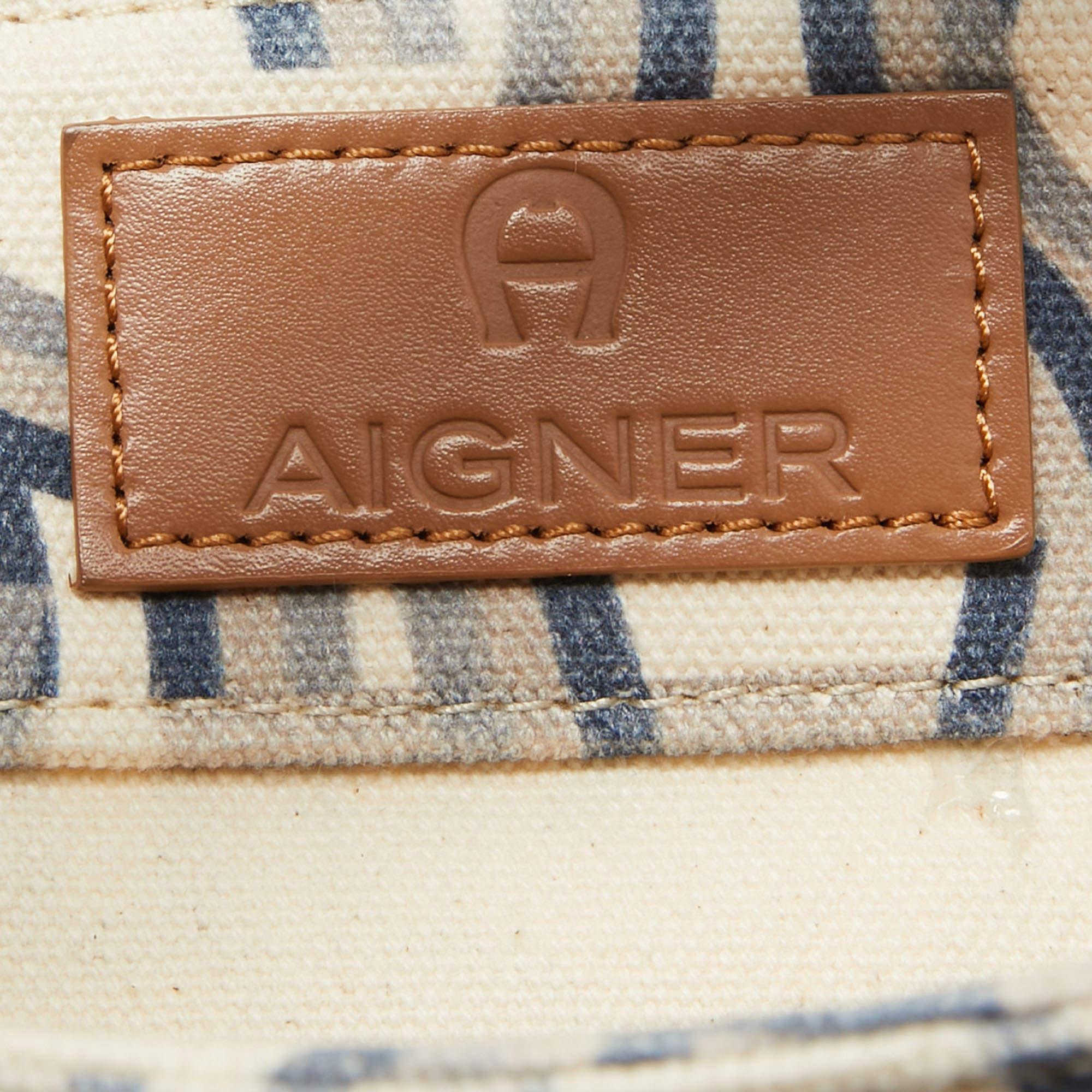 Fourre-tout en toile beige/bleu Signature d'Aigner en vente 3