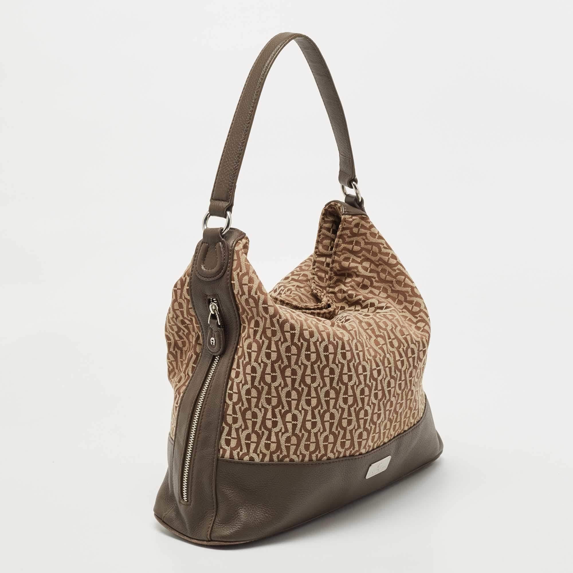Aigner Beige/Brown Monogram Canvas and Leather Side Zip Hobo In Good Condition For Sale In Dubai, Al Qouz 2