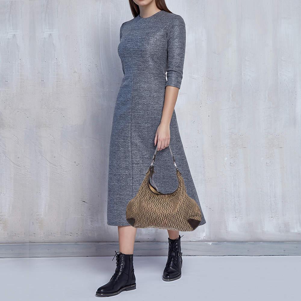 Este hobo está confeccionado para destilar finura y funcionalidad a la vez que completa su conjunto con estilo. Presenta un exterior bien trabajado, adornado con un bonito tono, y un interior espacioso. Añada un plus de estilo a sus looks diarios