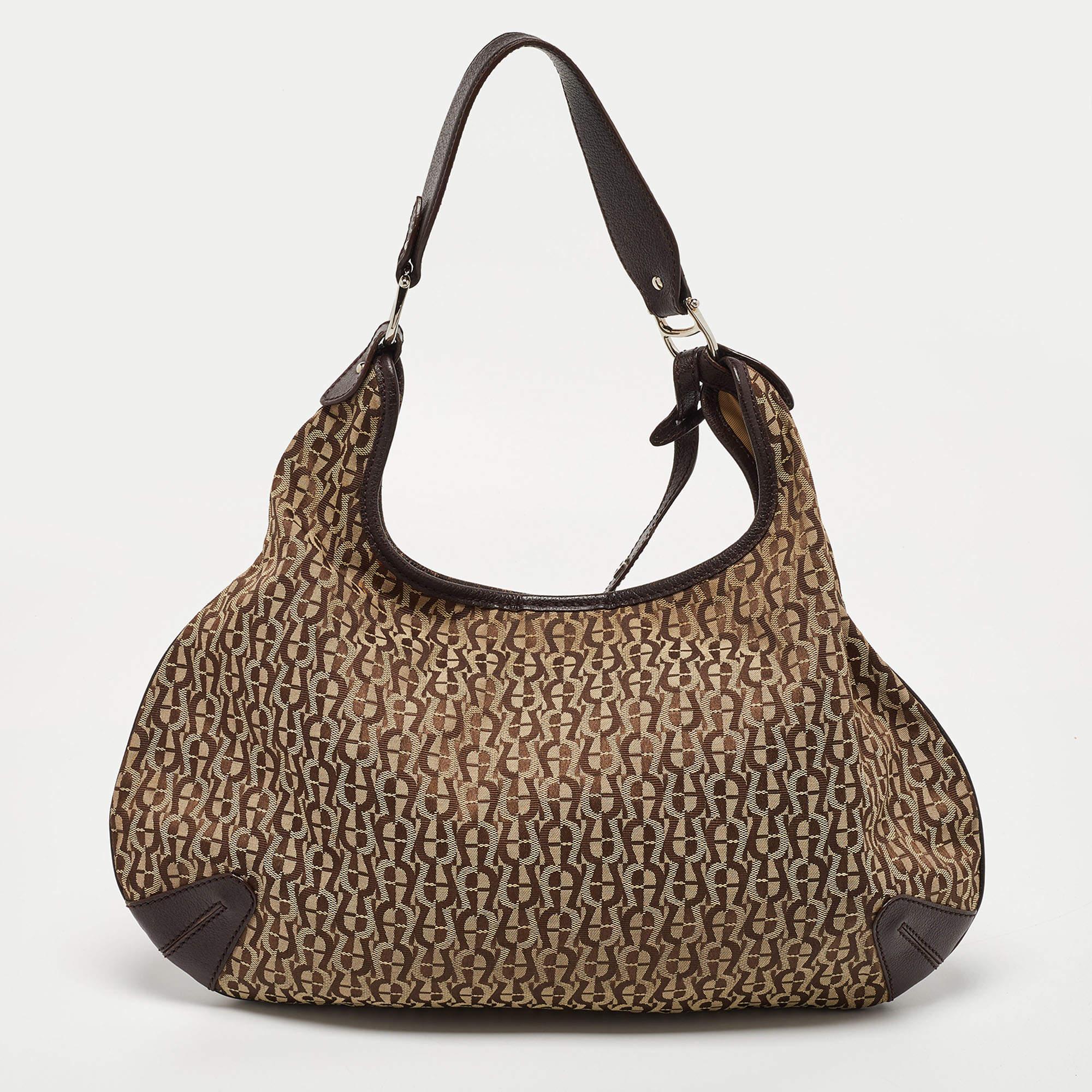 Aigner Hobo de lona y piel beige/marrón con firma en Bastante bueno estado para la venta en Dubai, Al Qouz 2