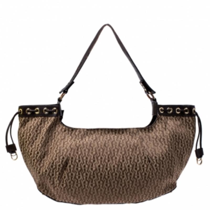 Aigner Beige/Brown Signature Canvas and Leather Shoulder Bag im Zustand „Gut“ im Angebot in Dubai, Al Qouz 2