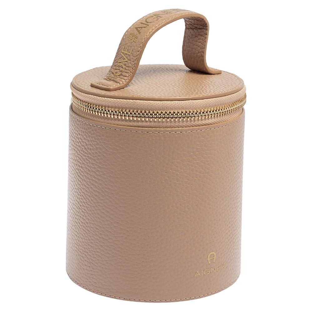 Aigner's box bag is ideal for storing your accessories or other little essentials you'll need while traveling. It is made from beige leather in a cylindrical shape and it has a zip lid and a branded top handle.

Includes:Original Dustbag
