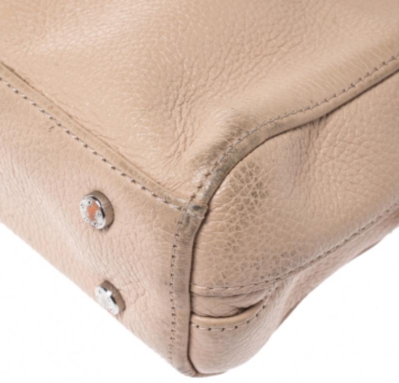 Borsa Aigner a doppio manico con zip in pelle beige in vendita 2