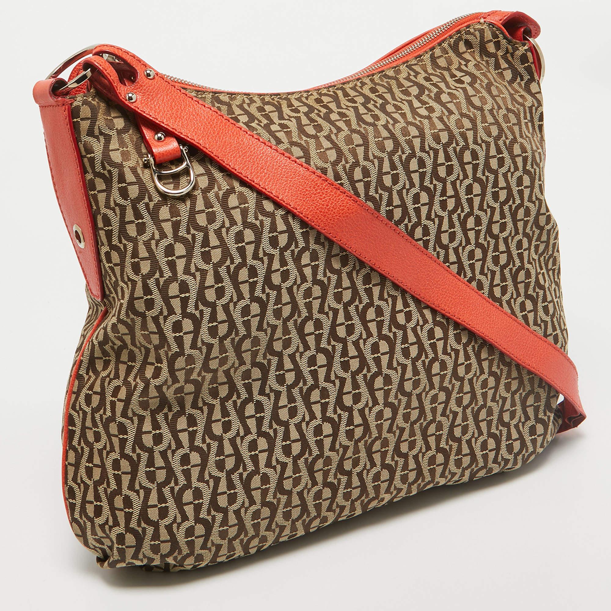 Marron Aigner - Sac à bandoulière en toile et cuir avec monogramme beige/orange en vente